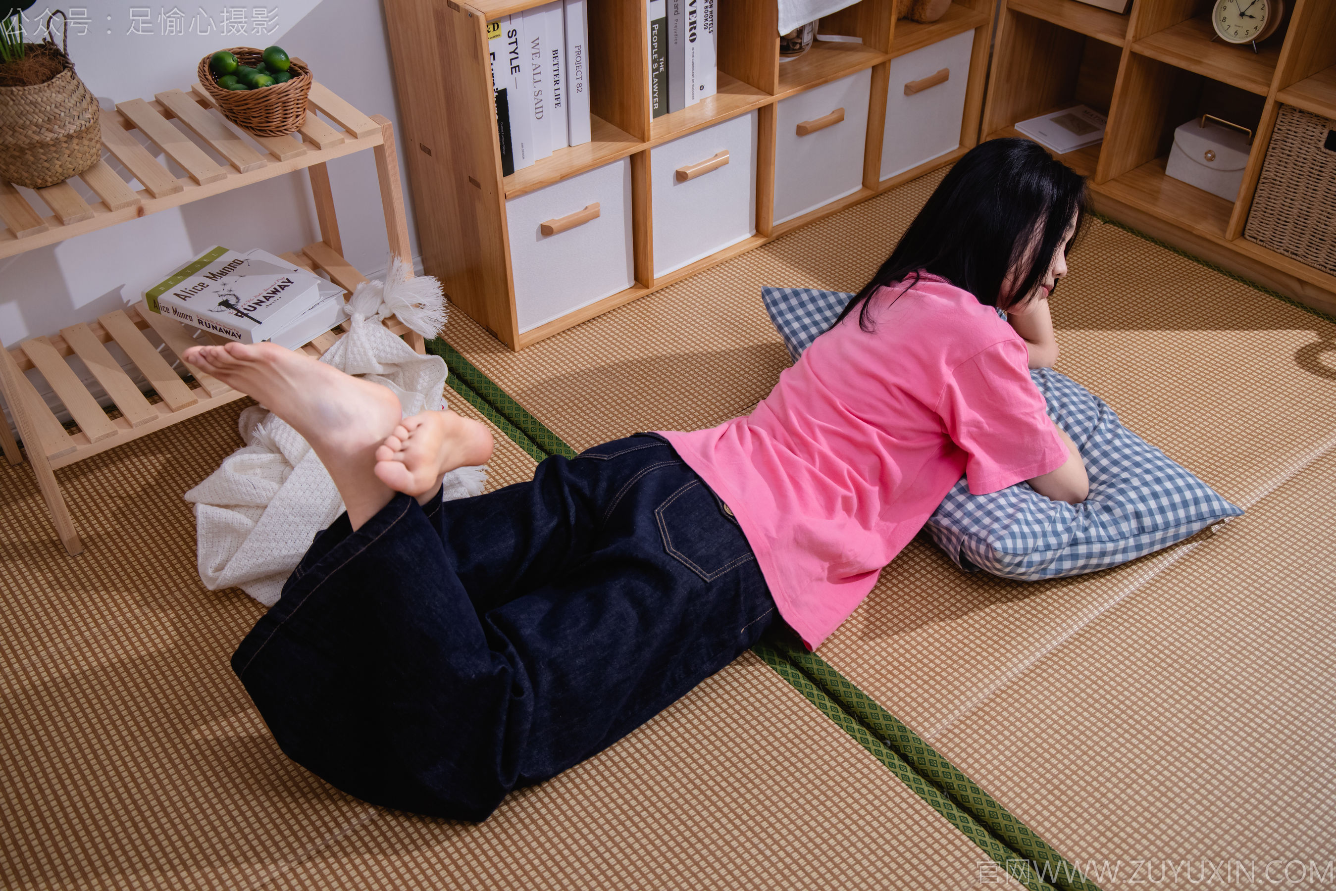 足愉心 No.018 奶芙 （搭配：粉色T恤、牛仔长裤、运动鞋、白色棉袜、裸足）/(110P)