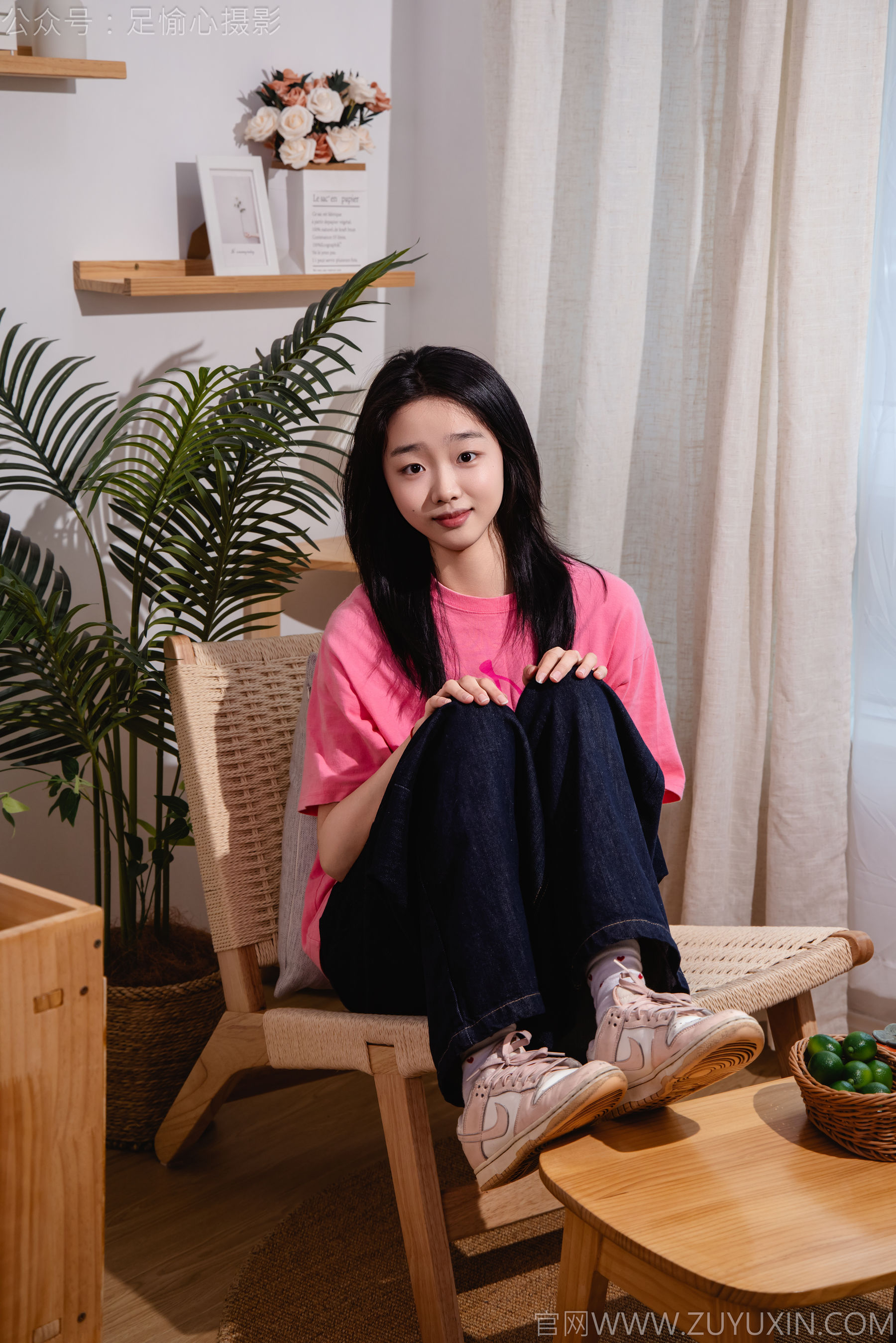 足愉心 No.018 奶芙 （搭配：粉色T恤、牛仔长裤、运动鞋、白色棉袜、裸足）/(110P)