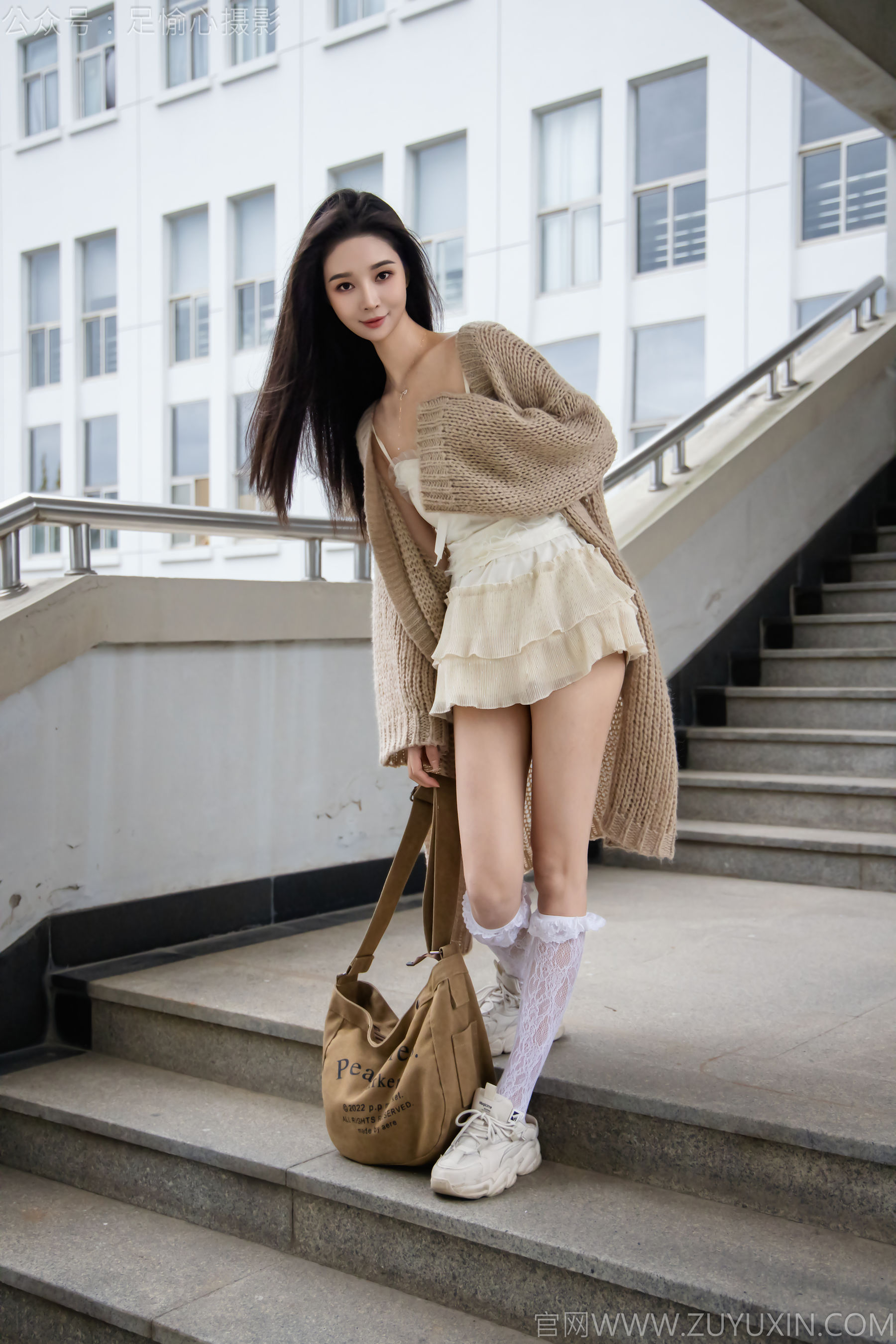 足愉心 No.17 南南 （搭配：针织长衣、白色吊带、运动鞋、白色丝袜、裸足）/(110P)