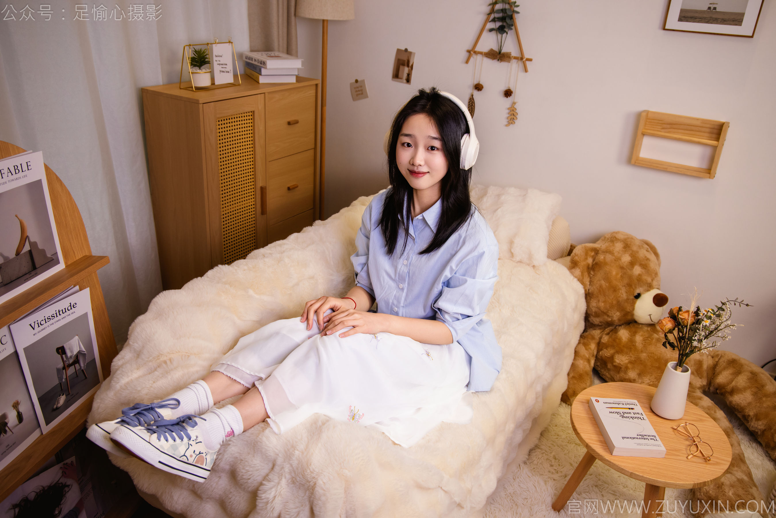 足愉心 No.023 奶芙 （搭配：蓝色衬衫、白色长裙、帆布鞋、白色棉袜、裸足）/(111P)