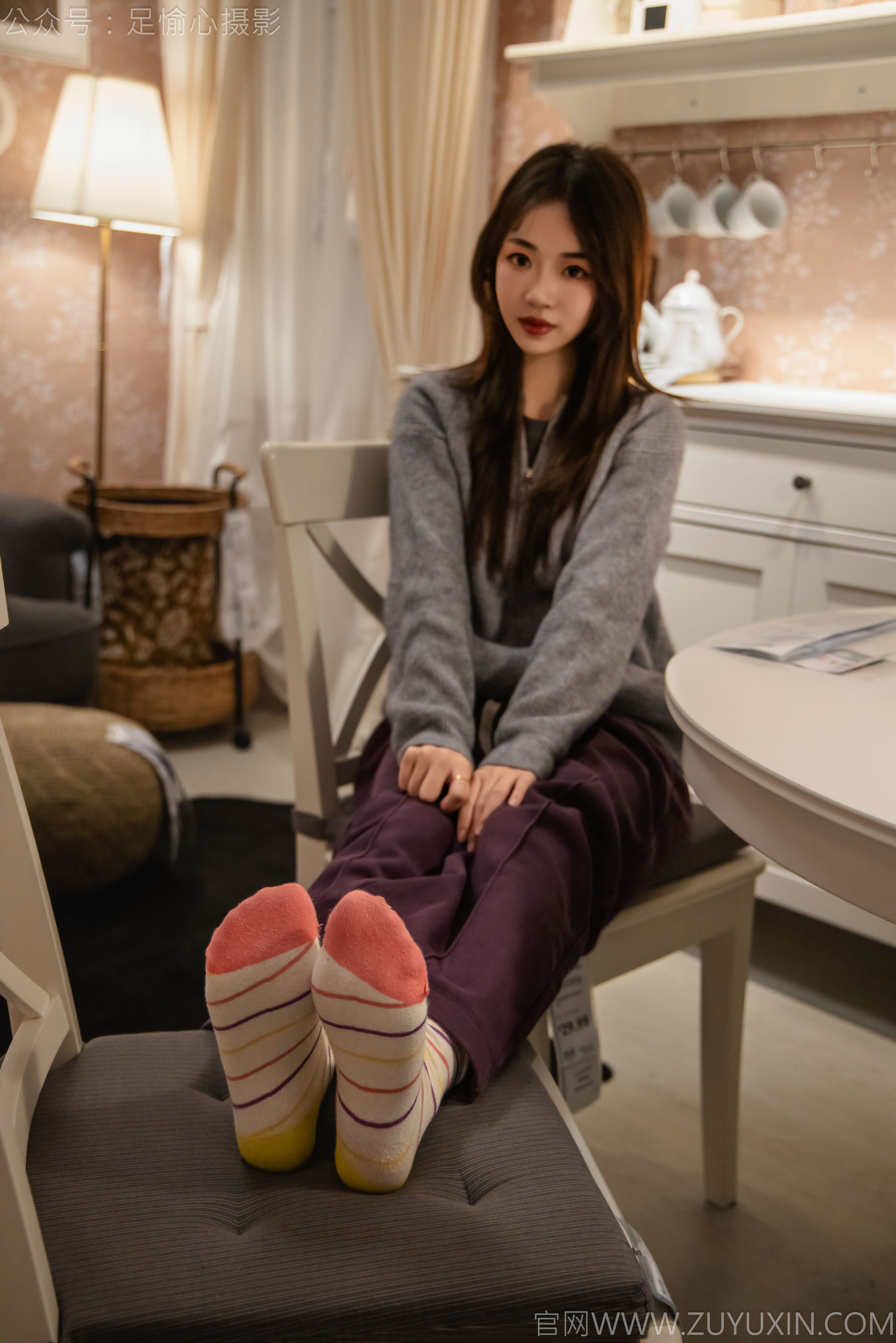 足愉心 No.016 软软 （搭配：灰色线套、紫色长裤、帆布鞋、卡通棉袜、裸足）/(110P)