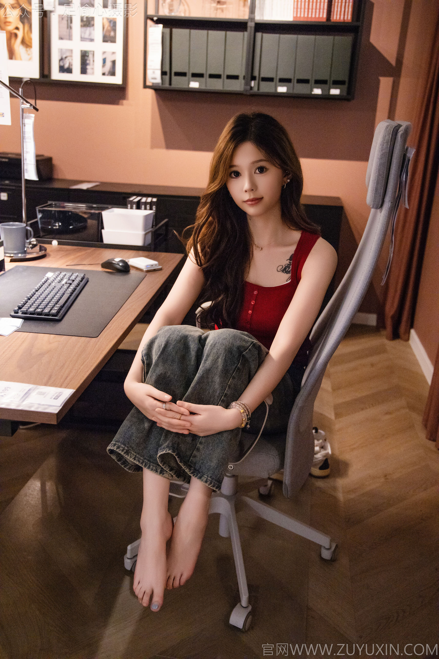 足愉心 No.021 心凌 （搭配：红色吊带、牛仔长裤、宽松板鞋、白色棉袜、裸足）/(125P)