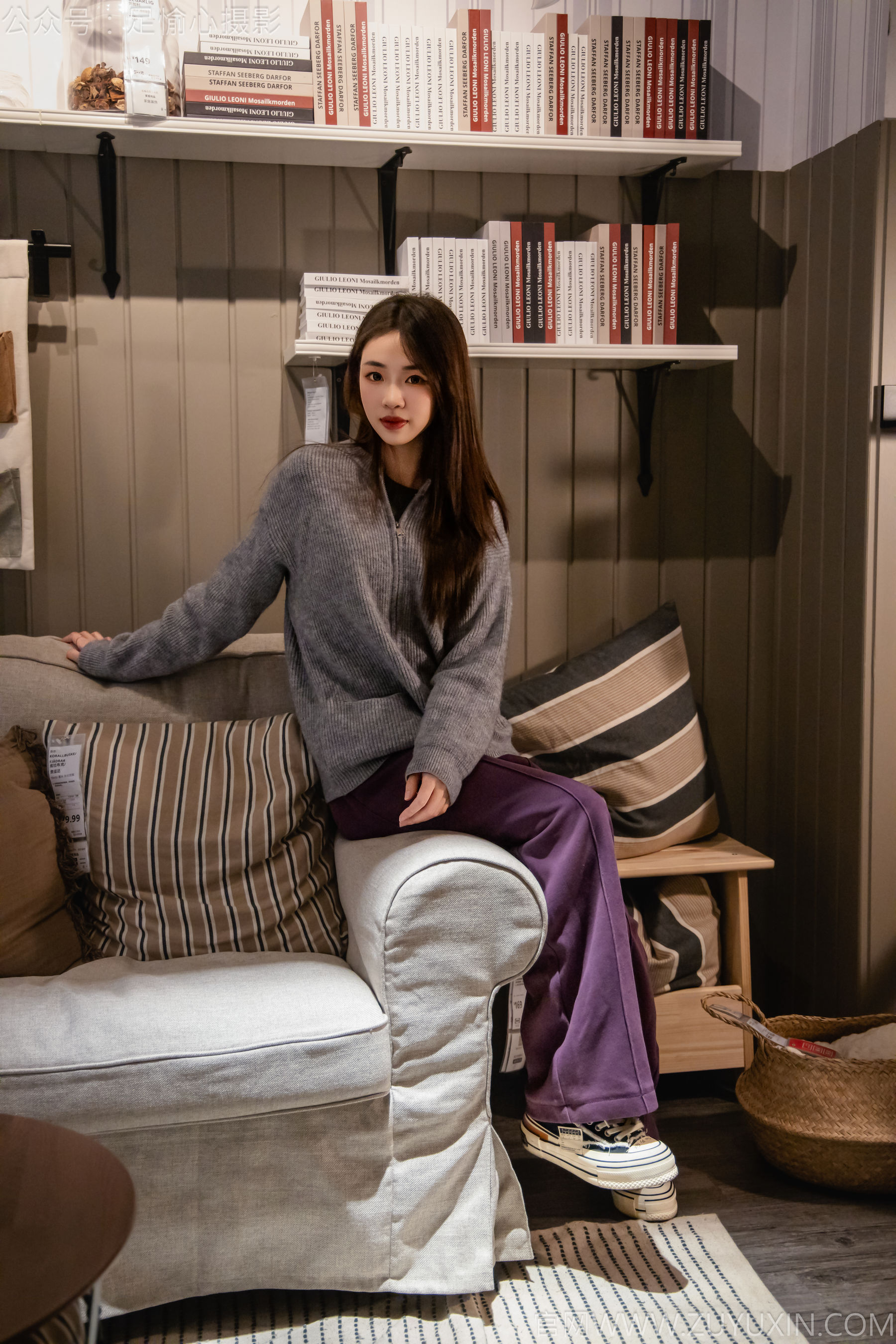 足愉心 No.016 软软 （搭配：灰色线套、紫色长裤、帆布鞋、卡通棉袜、裸足）/(110P)