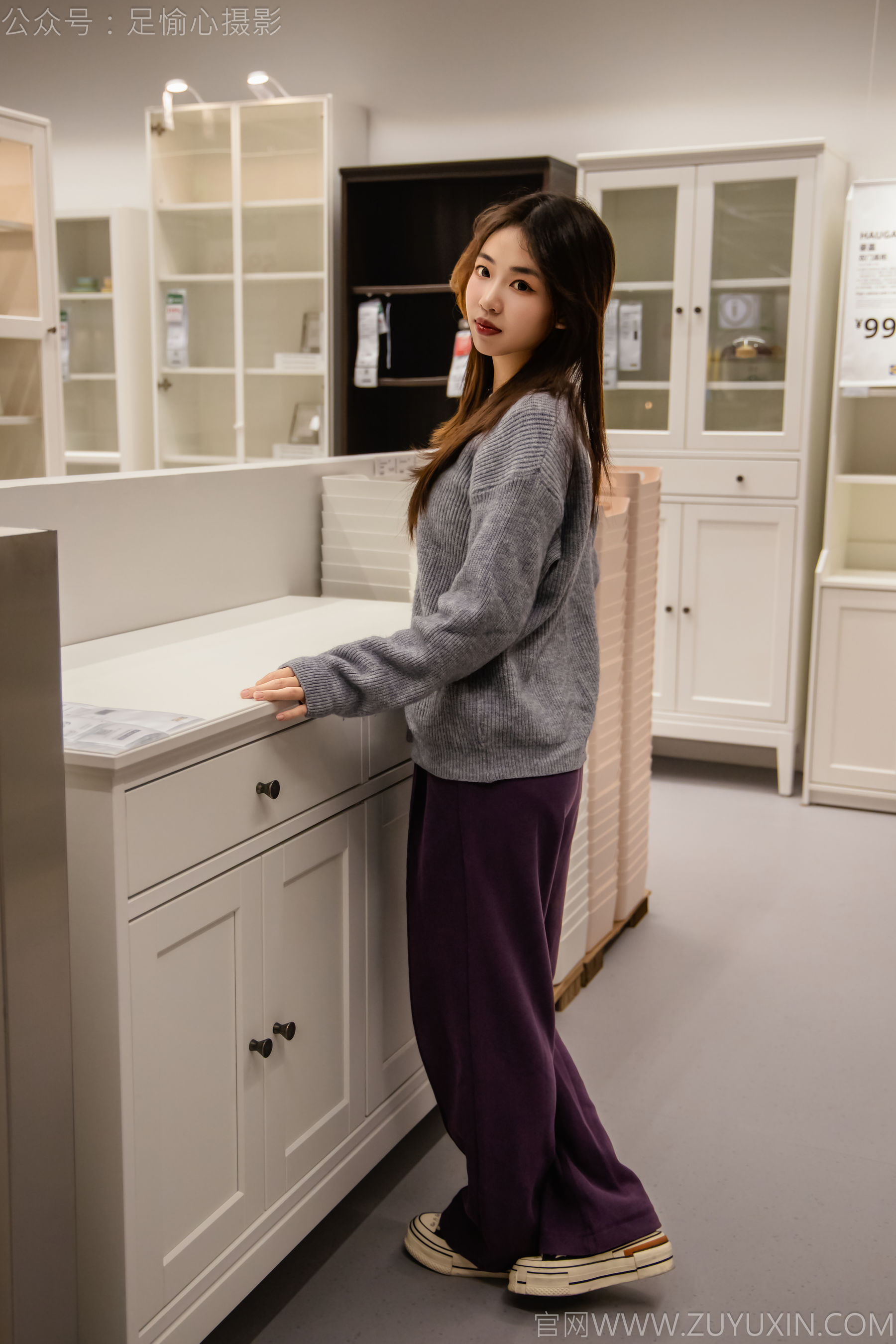 足愉心 No.016 软软 （搭配：灰色线套、紫色长裤、帆布鞋、卡通棉袜、裸足）/(110P)