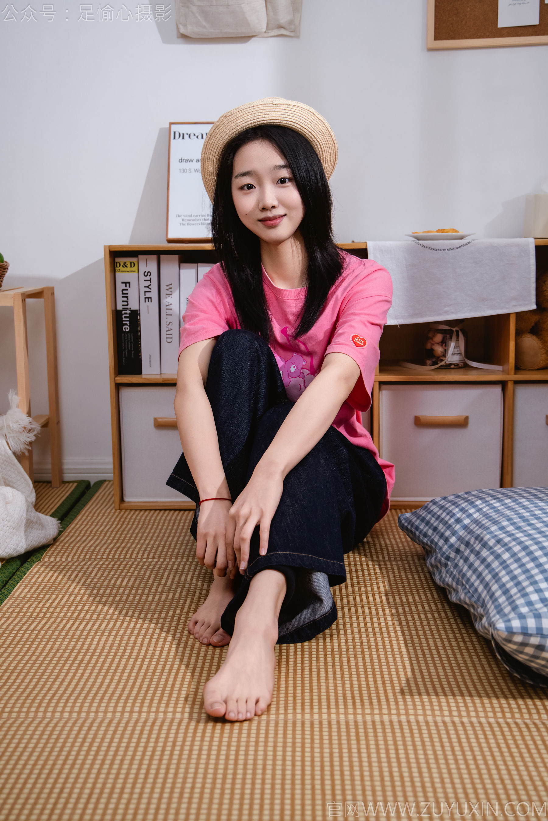 足愉心 No.018 奶芙 （搭配：粉色T恤、牛仔长裤、运动鞋、白色棉袜、裸足）/(110P)