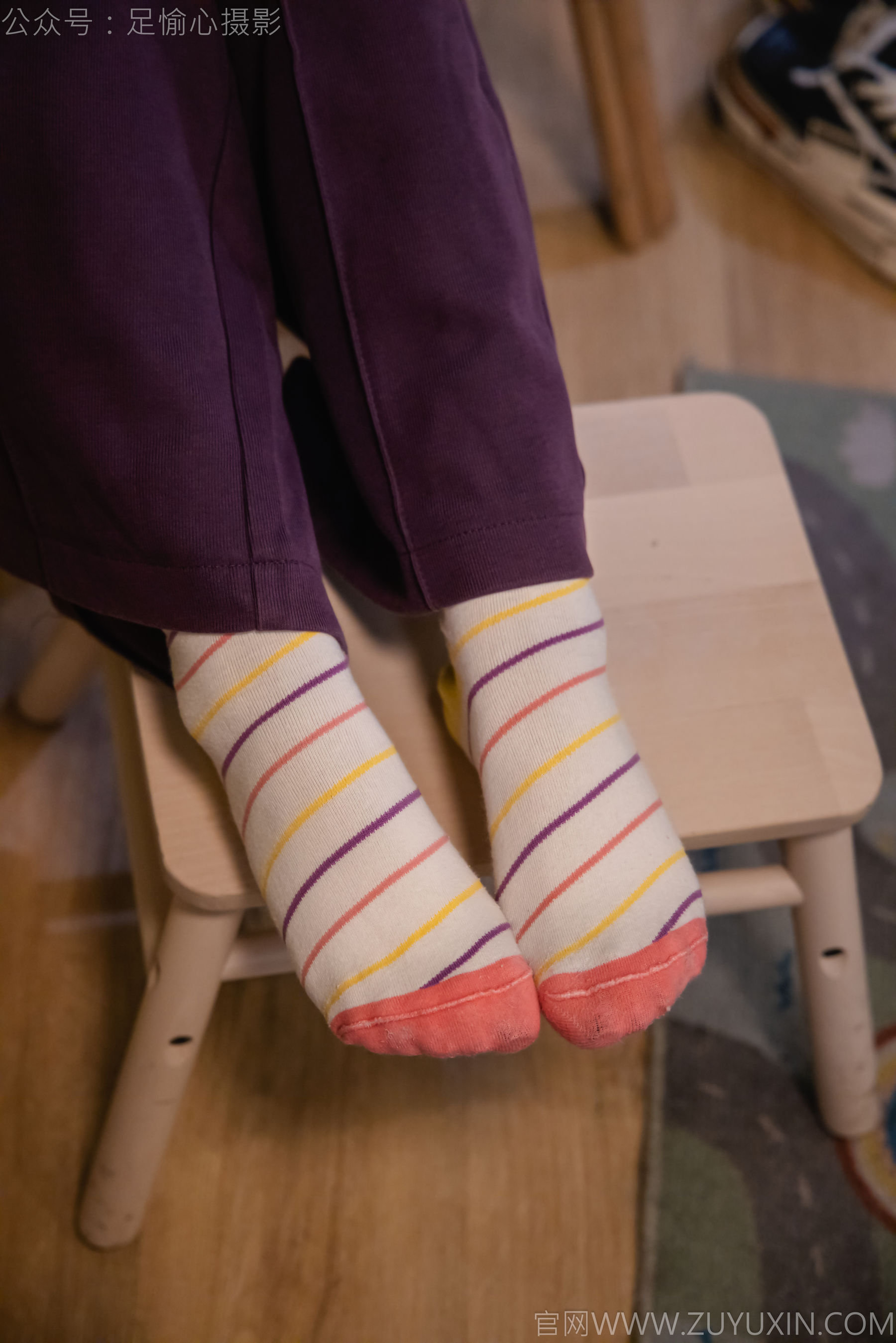 足愉心 No.016 软软 （搭配：灰色线套、紫色长裤、帆布鞋、卡通棉袜、裸足）/(110P)