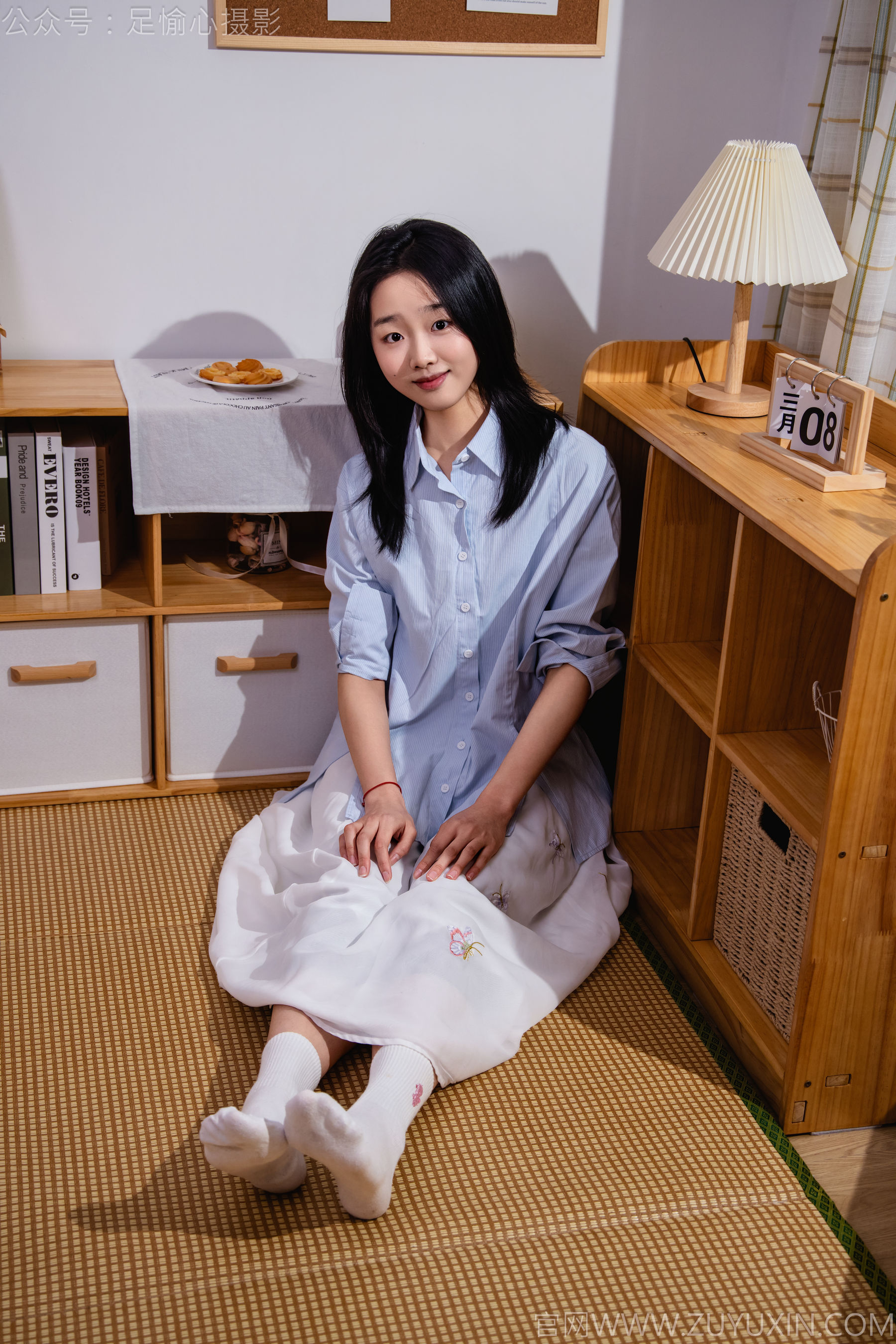 足愉心 No.023 奶芙 （搭配：蓝色衬衫、白色长裙、帆布鞋、白色棉袜、裸足）/(111P)