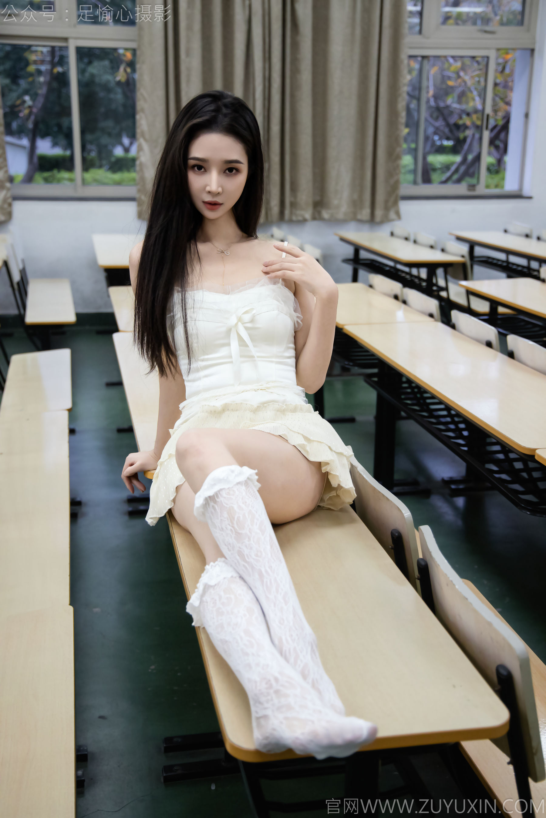 足愉心 No.17 南南 （搭配：针织长衣、白色吊带、运动鞋、白色丝袜、裸足）/(110P)