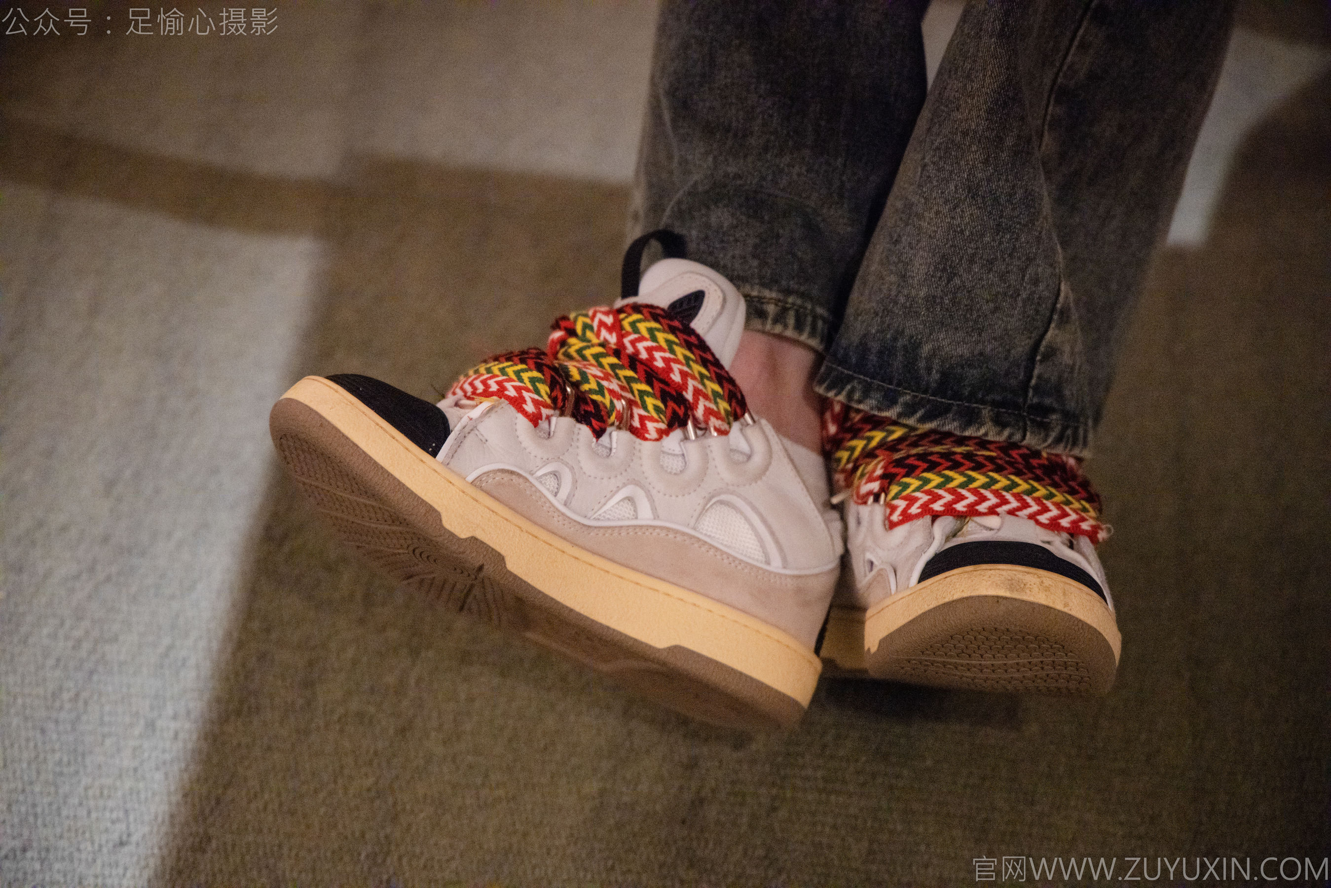 足愉心 No.021 心凌 （搭配：红色吊带、牛仔长裤、宽松板鞋、白色棉袜、裸足）/(125P)