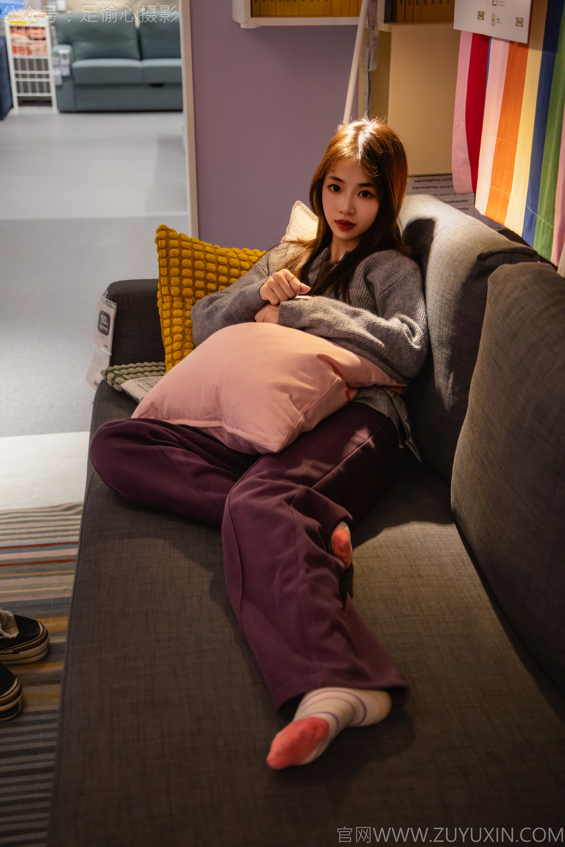 足愉心 No.016 软软 （搭配：灰色线套、紫色长裤、帆布鞋、卡通棉袜、裸足）/(110P)