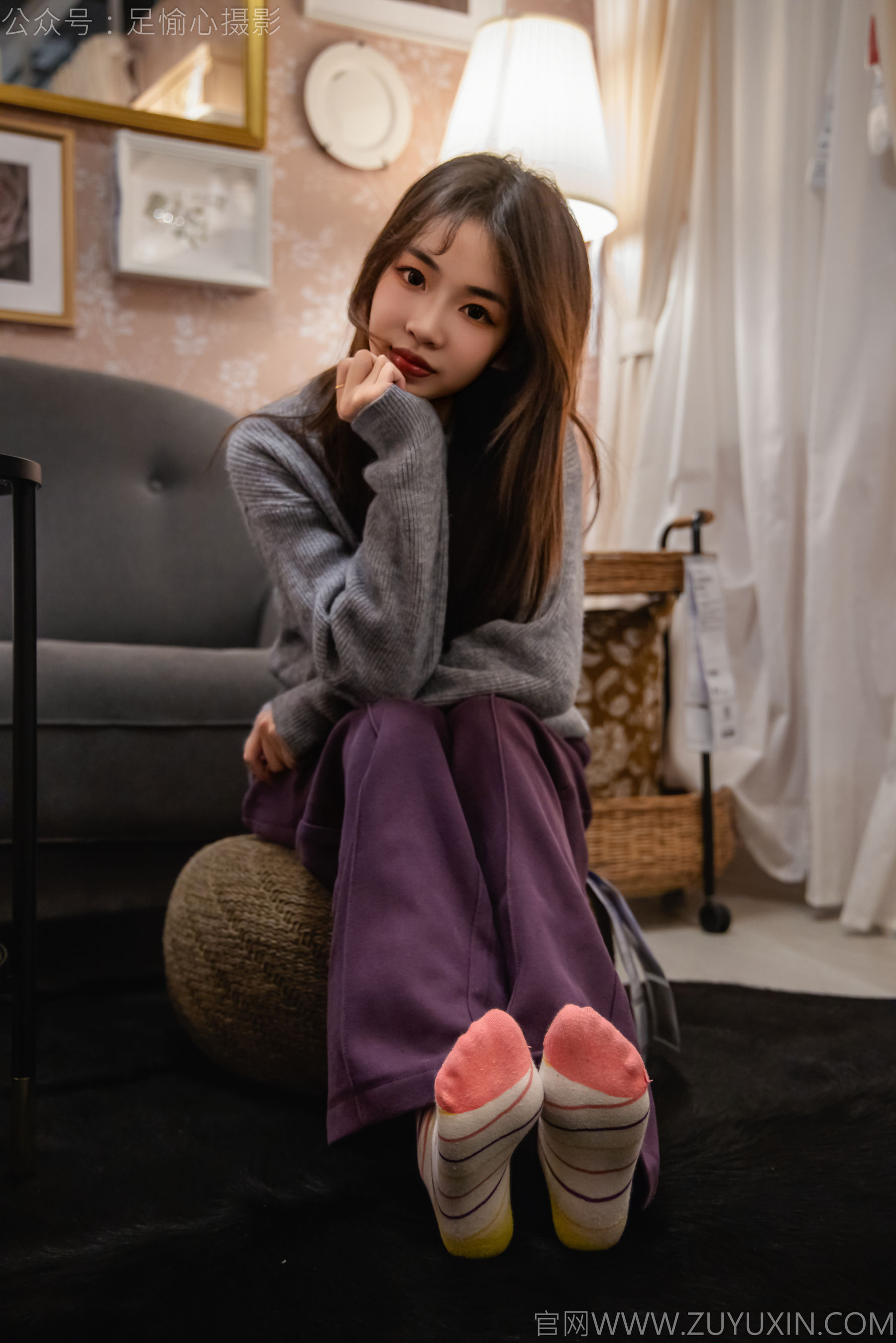 足愉心 No.016 软软 （搭配：灰色线套、紫色长裤、帆布鞋、卡通棉袜、裸足）/(110P)