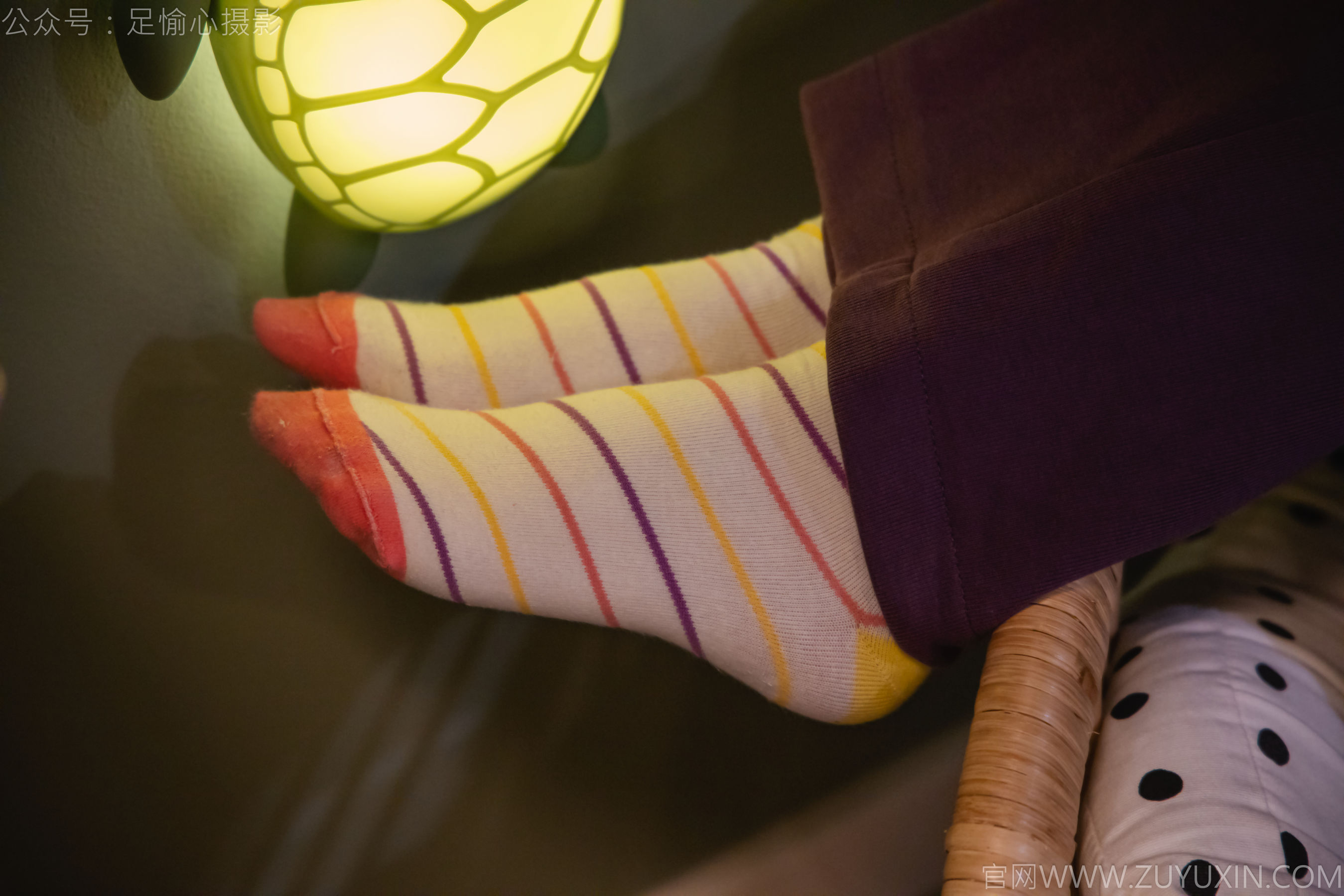 足愉心 No.016 软软 （搭配：灰色线套、紫色长裤、帆布鞋、卡通棉袜、裸足）/(110P)