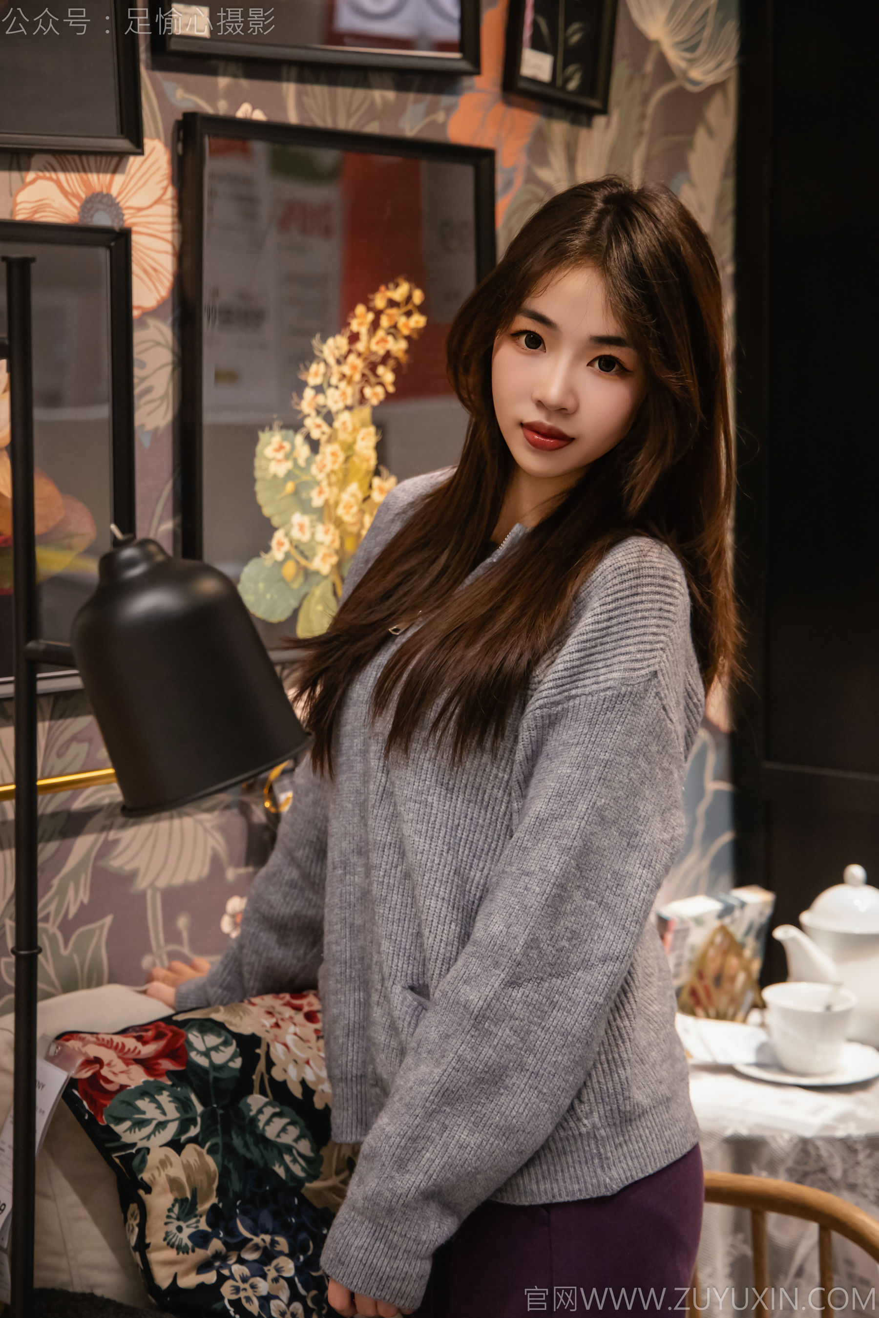 足愉心 No.016 软软 （搭配：灰色线套、紫色长裤、帆布鞋、卡通棉袜、裸足）/(110P)