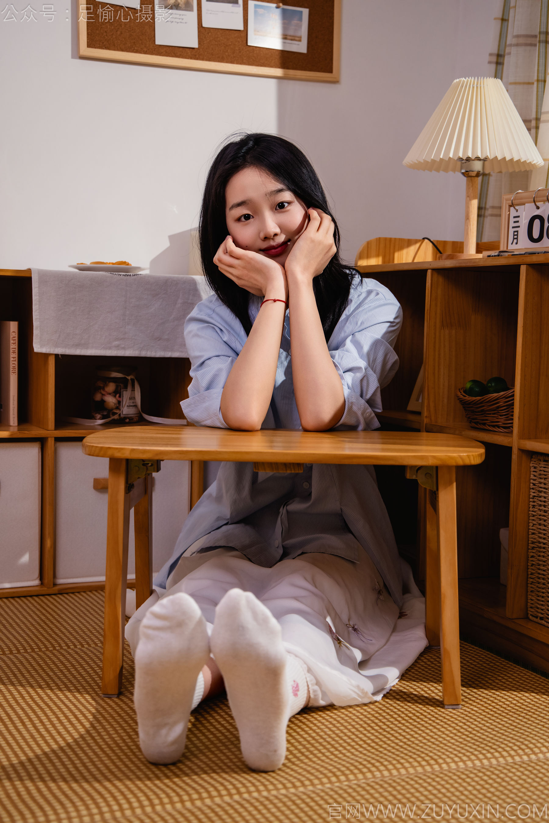 足愉心 No.023 奶芙 （搭配：蓝色衬衫、白色长裙、帆布鞋、白色棉袜、裸足）/(111P)