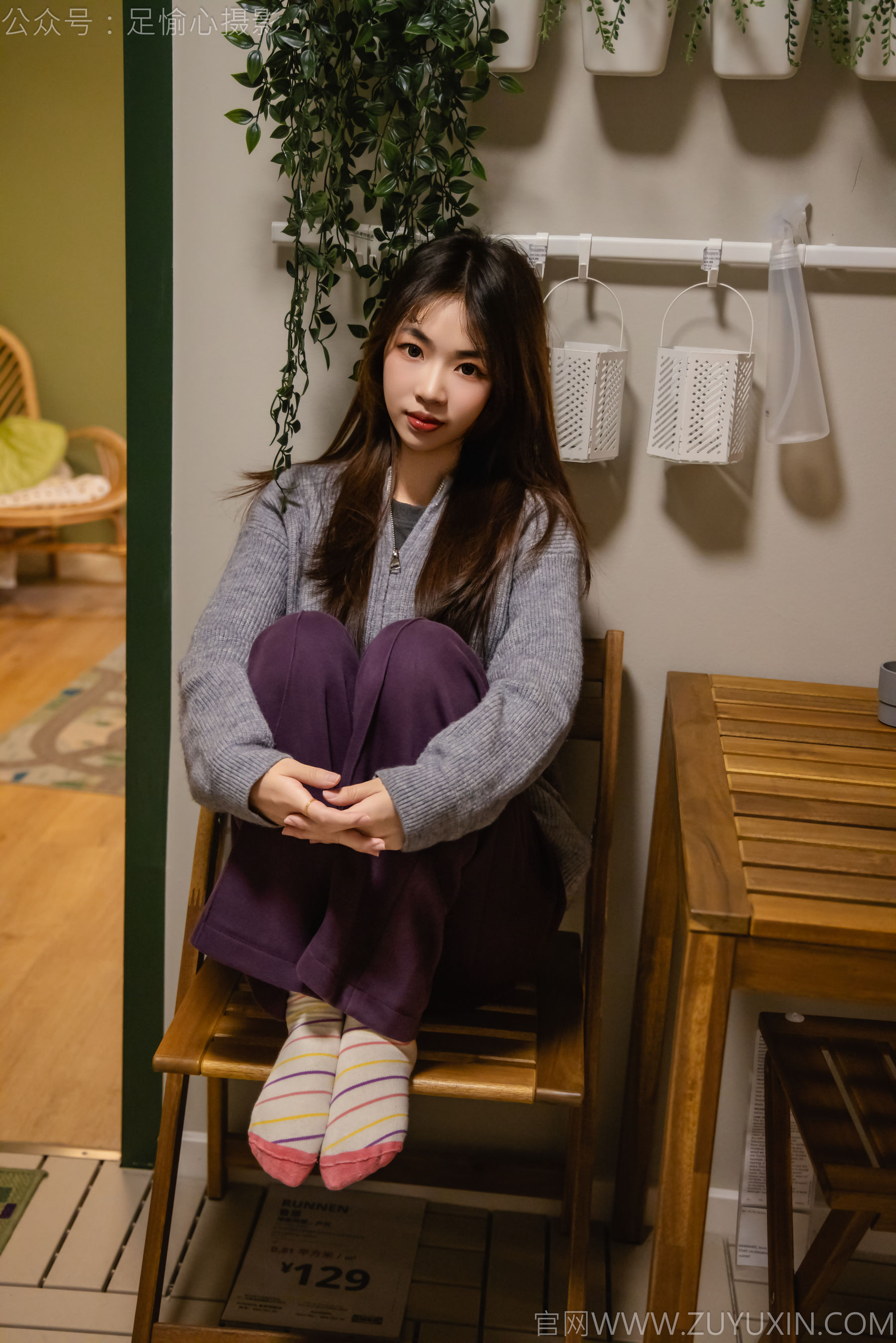 足愉心 No.016 软软 （搭配：灰色线套、紫色长裤、帆布鞋、卡通棉袜、裸足）/(110P)