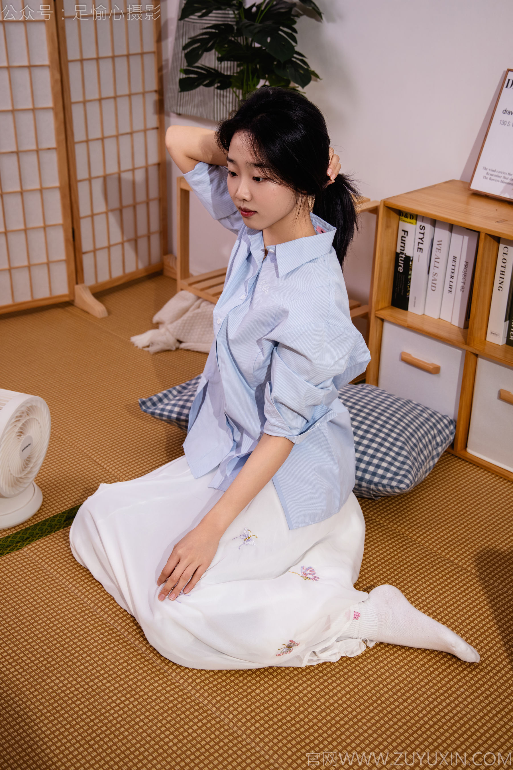 足愉心 No.023 奶芙 （搭配：蓝色衬衫、白色长裙、帆布鞋、白色棉袜、裸足）/(111P)