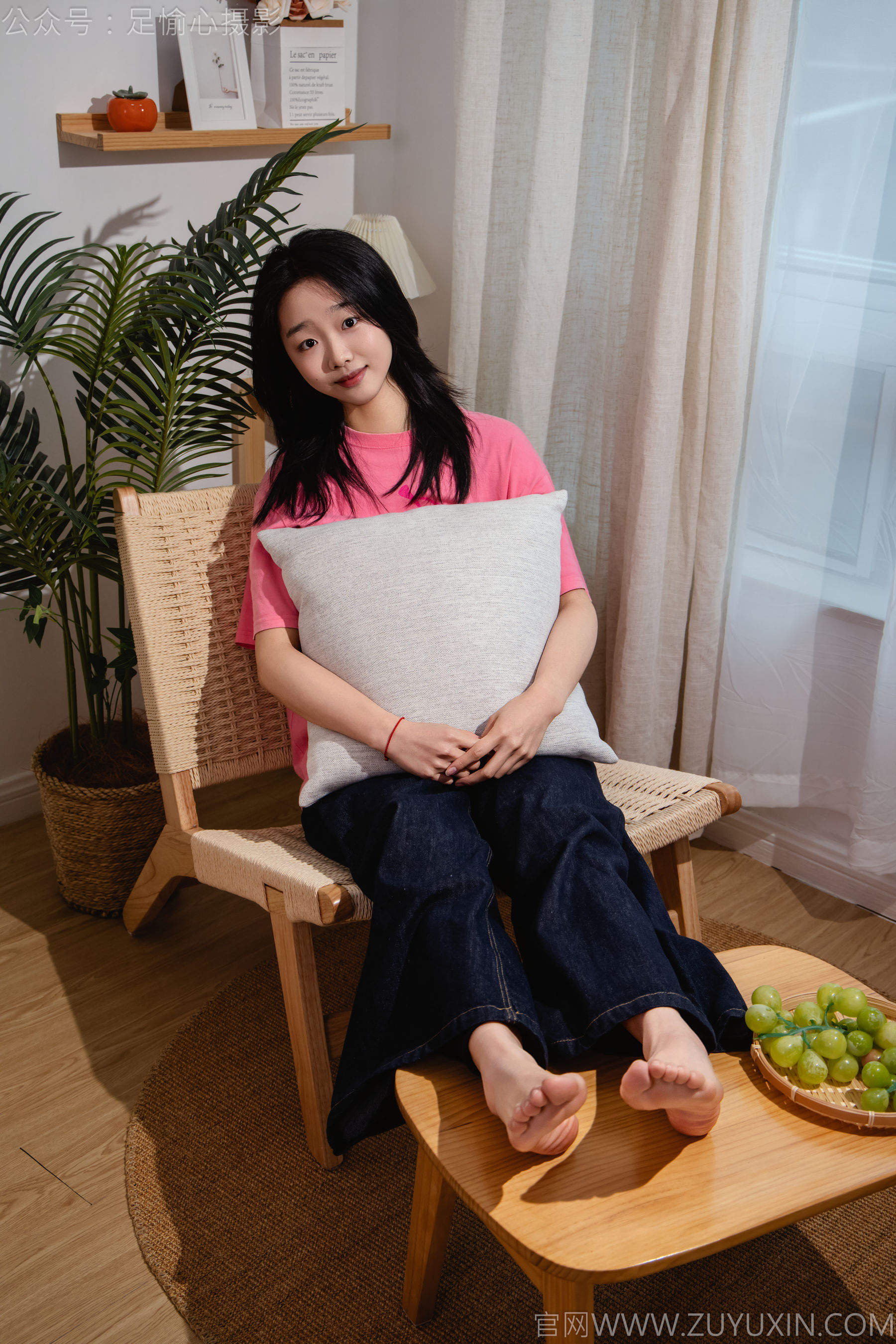 足愉心 No.018 奶芙 （搭配：粉色T恤、牛仔长裤、运动鞋、白色棉袜、裸足）/(110P)