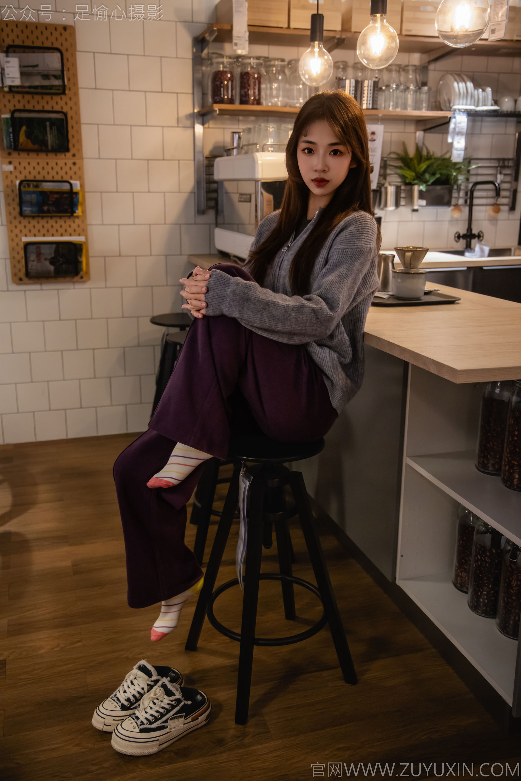 足愉心 No.016 软软 （搭配：灰色线套、紫色长裤、帆布鞋、卡通棉袜、裸足）/(110P)