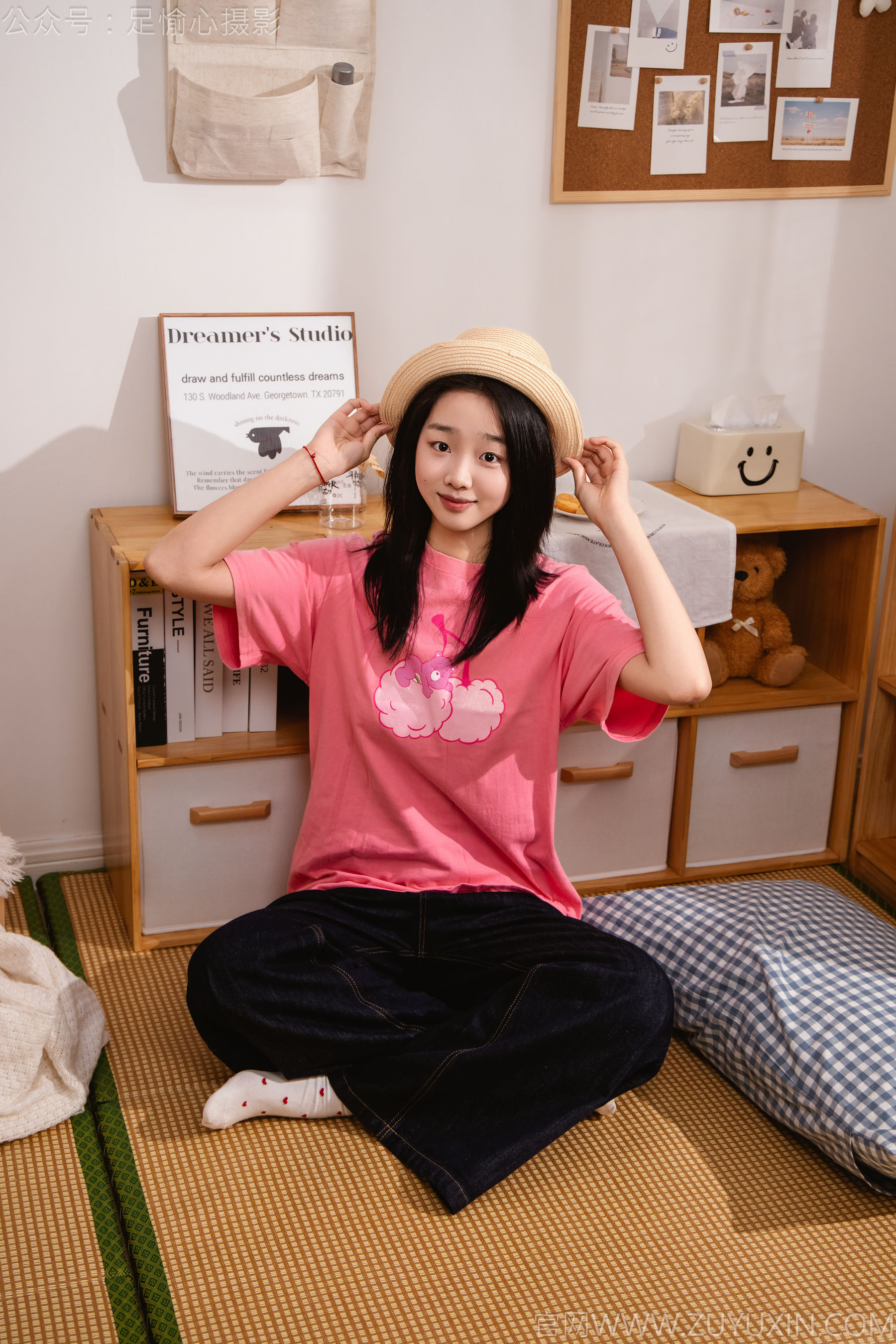 足愉心 No.018 奶芙 （搭配：粉色T恤、牛仔长裤、运动鞋、白色棉袜、裸足）/(110P)