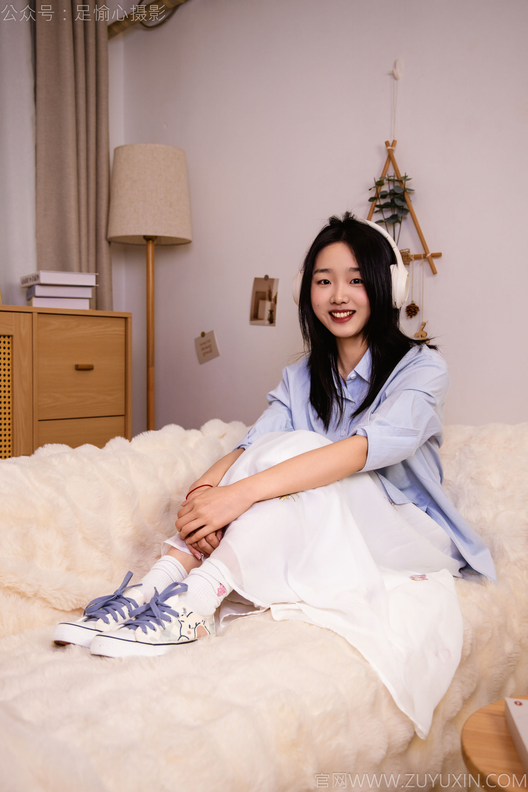 足愉心 No.023 奶芙 （搭配：蓝色衬衫、白色长裙、帆布鞋、白色棉袜、裸足）/(111P)