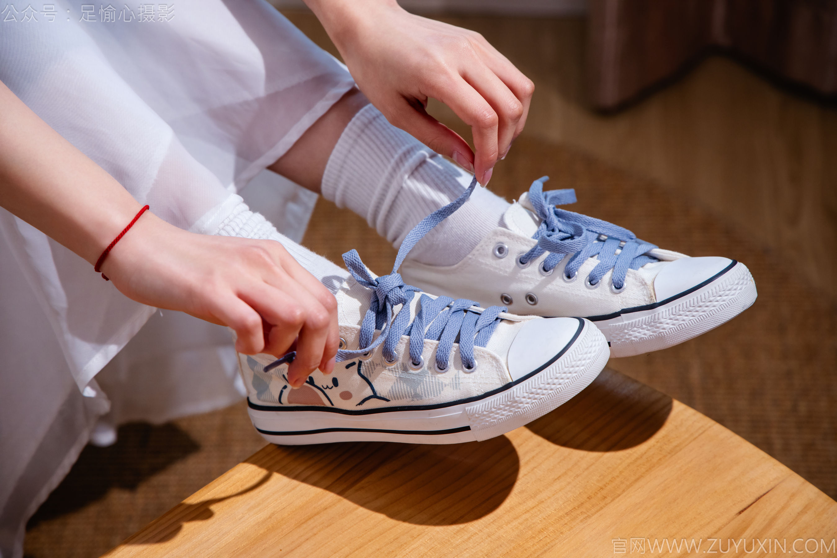 足愉心 No.023 奶芙 （搭配：蓝色衬衫、白色长裙、帆布鞋、白色棉袜、裸足）/(111P)
