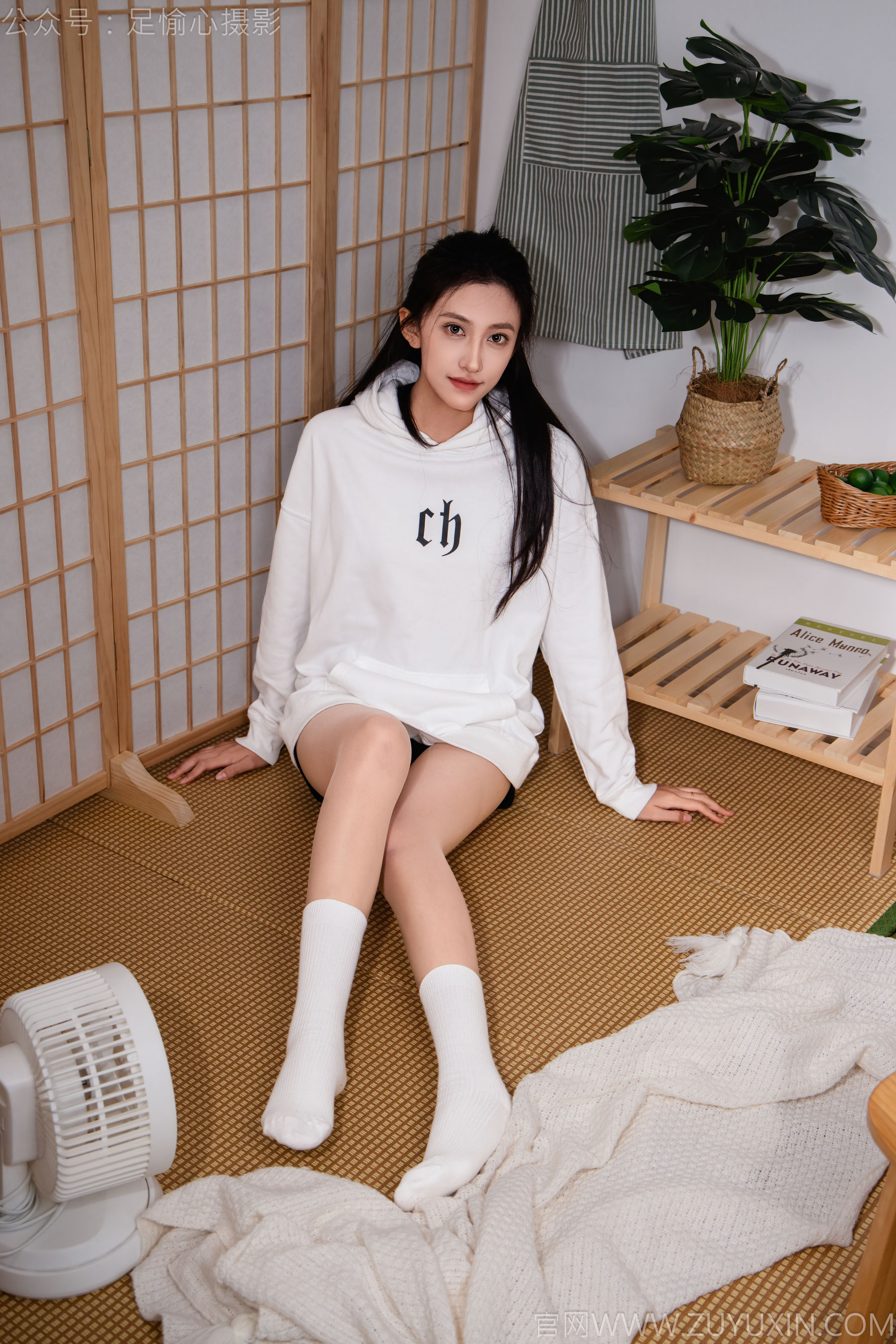 足愉心 No.022 可乐 （搭配：白色卫衣、黑色打底裤、运动鞋、肉丝色袜、白色长筒棉袜）/(110P)