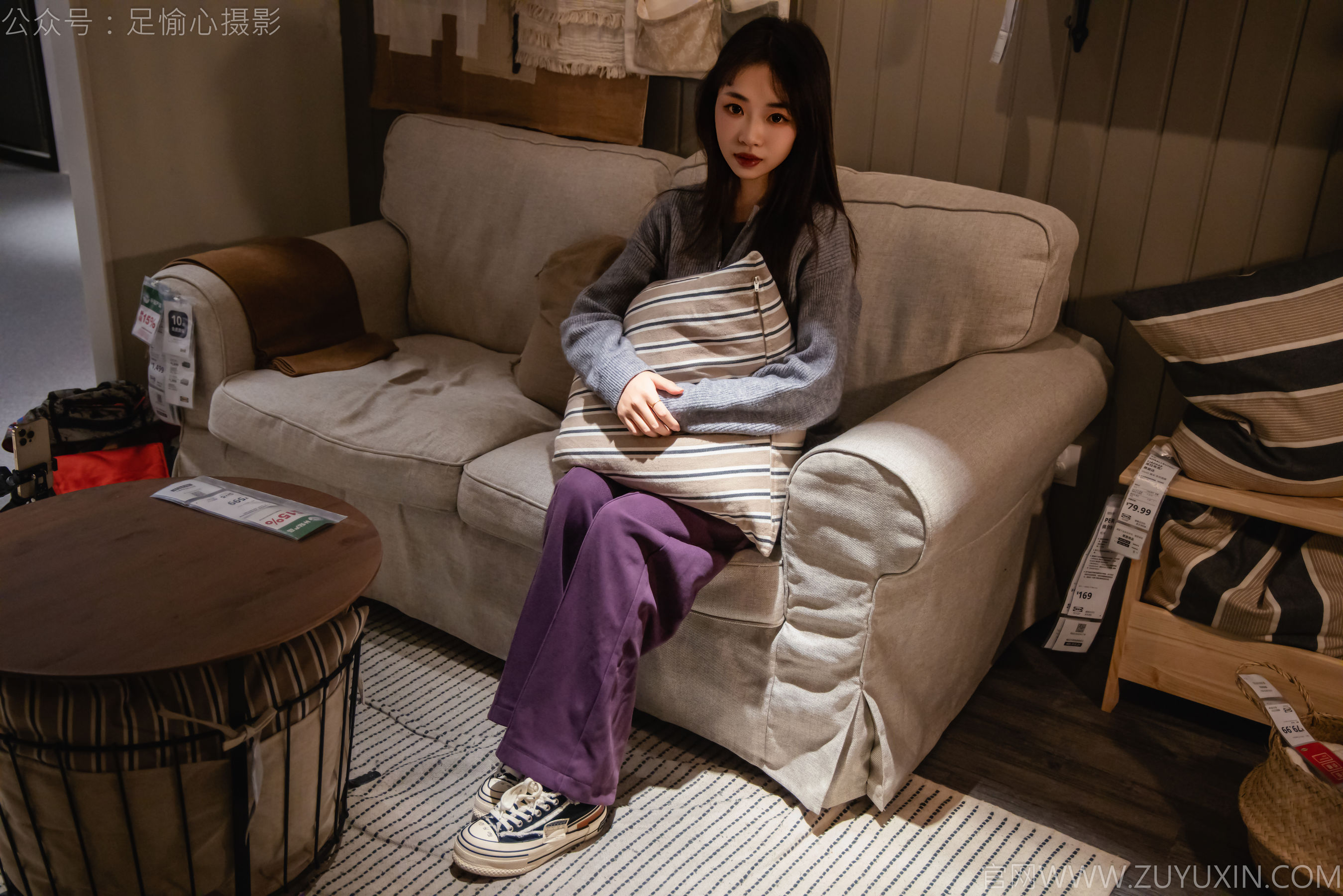 足愉心 No.016 软软 （搭配：灰色线套、紫色长裤、帆布鞋、卡通棉袜、裸足）/(110P)