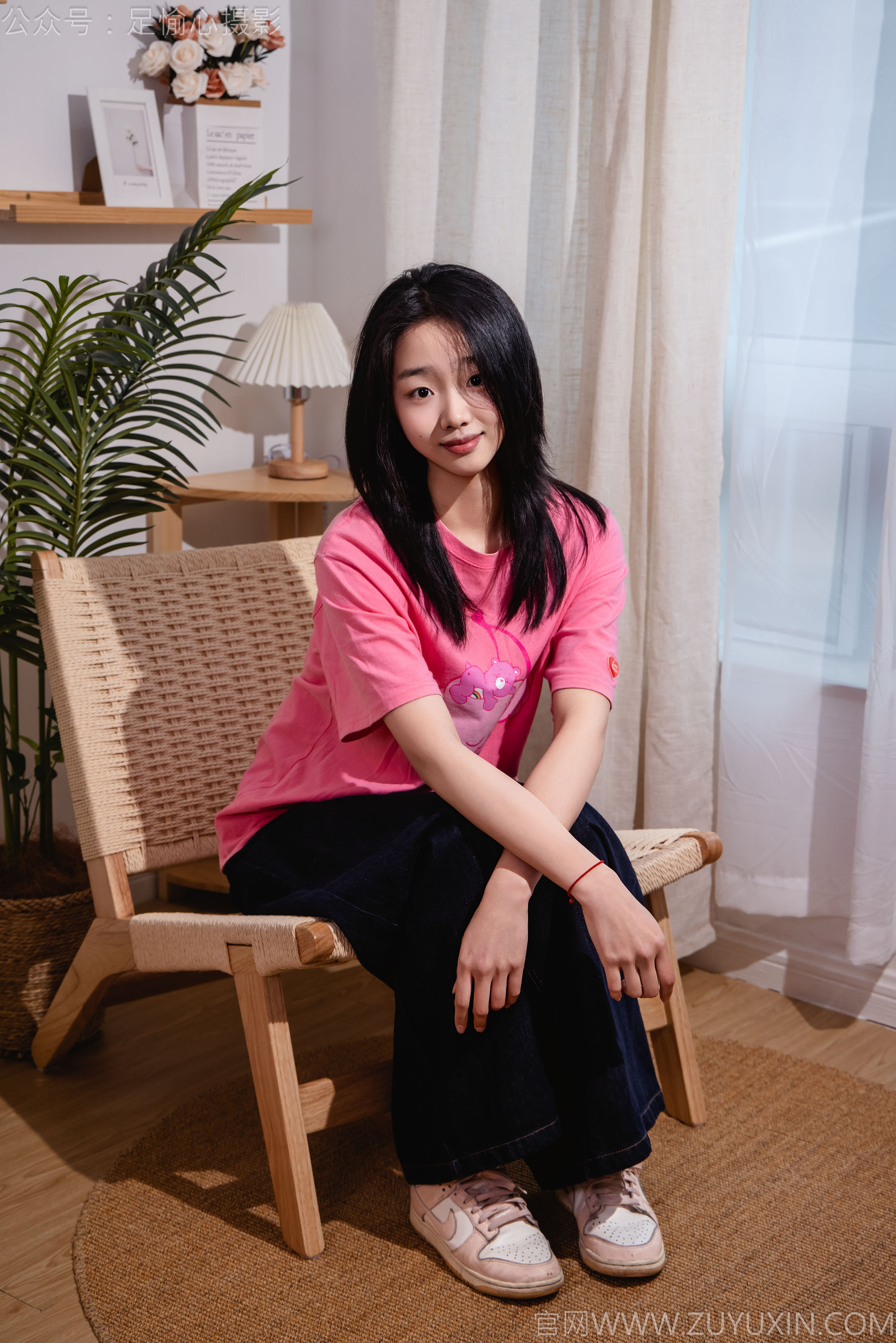 足愉心 No.018 奶芙 （搭配：粉色T恤、牛仔长裤、运动鞋、白色棉袜、裸足）/(110P)