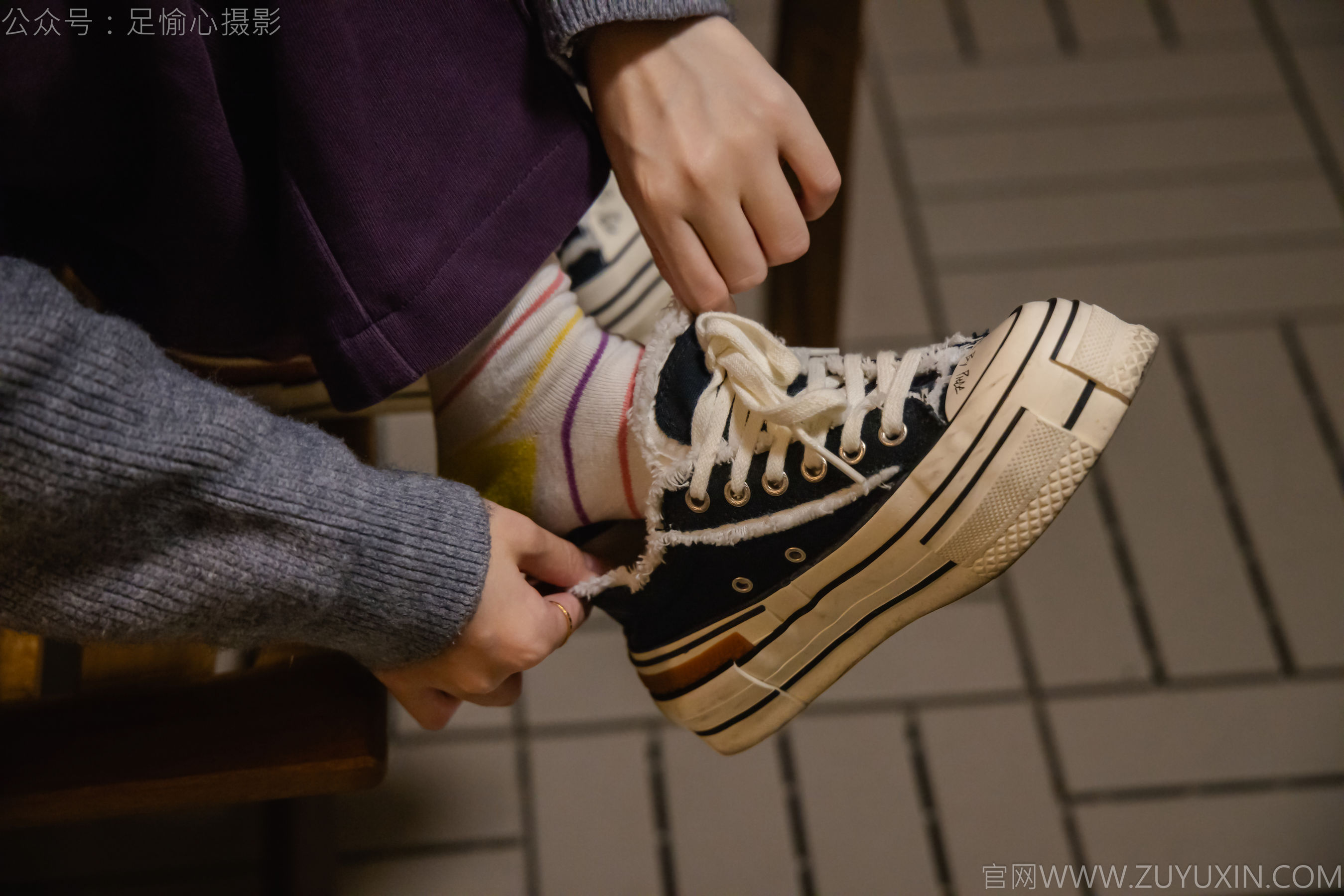 足愉心 No.016 软软 （搭配：灰色线套、紫色长裤、帆布鞋、卡通棉袜、裸足）/(110P)