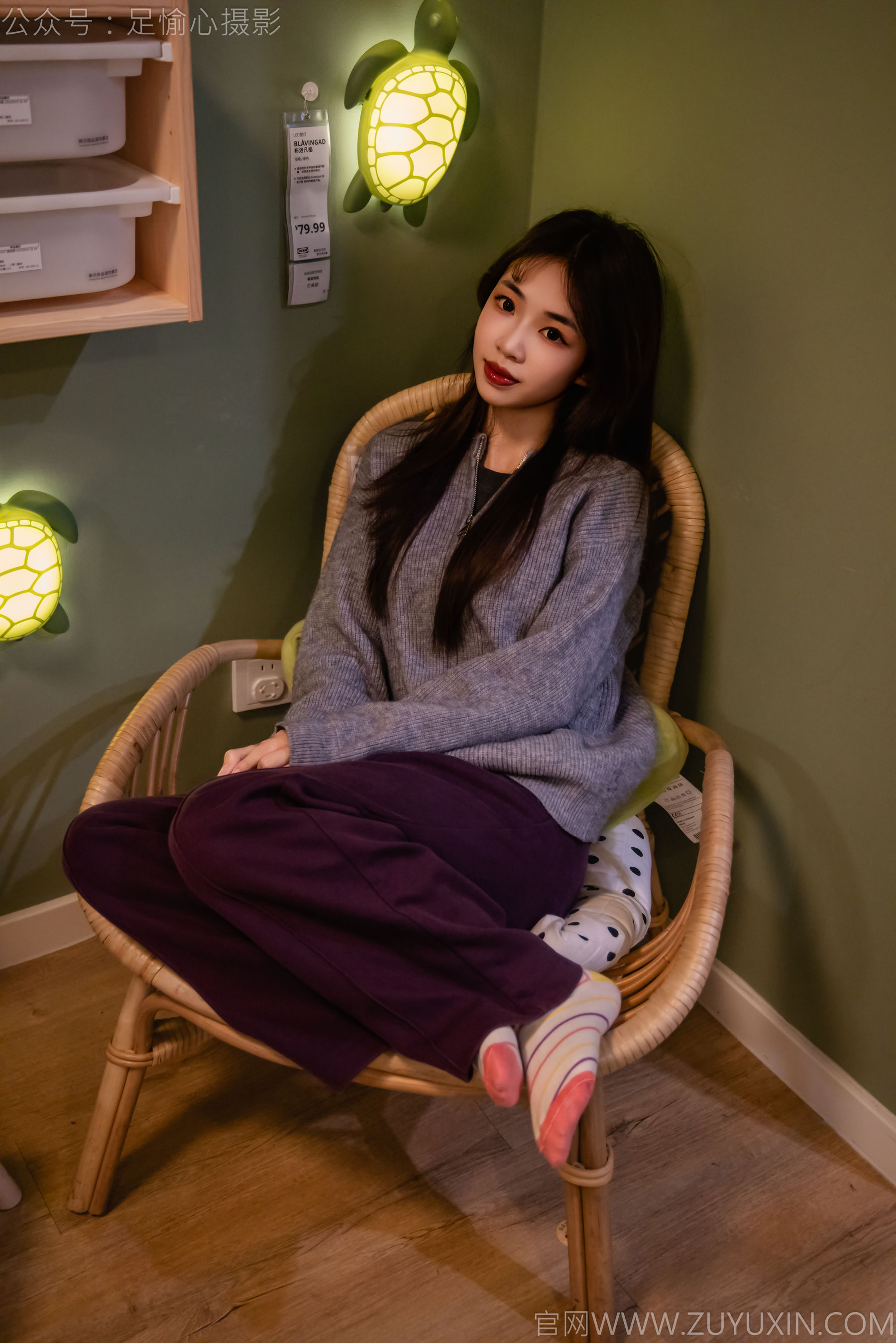 足愉心 No.016 软软 （搭配：灰色线套、紫色长裤、帆布鞋、卡通棉袜、裸足）/(110P)