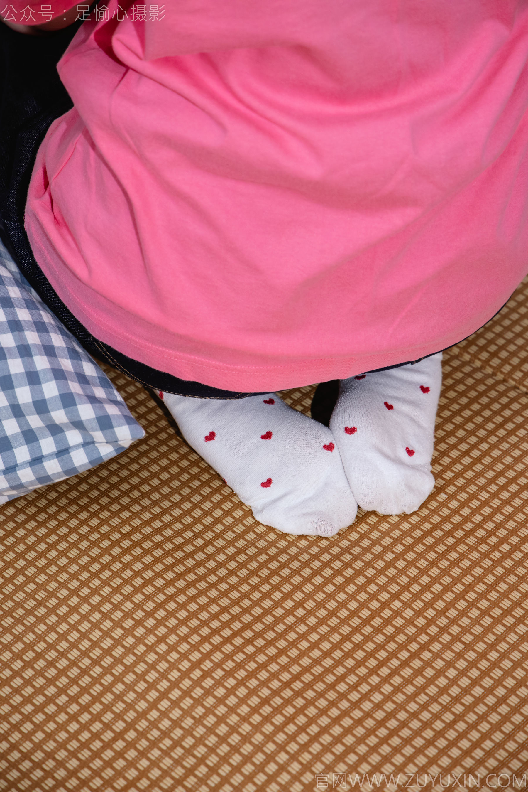 足愉心 No.018 奶芙 （搭配：粉色T恤、牛仔长裤、运动鞋、白色棉袜、裸足）/(110P)