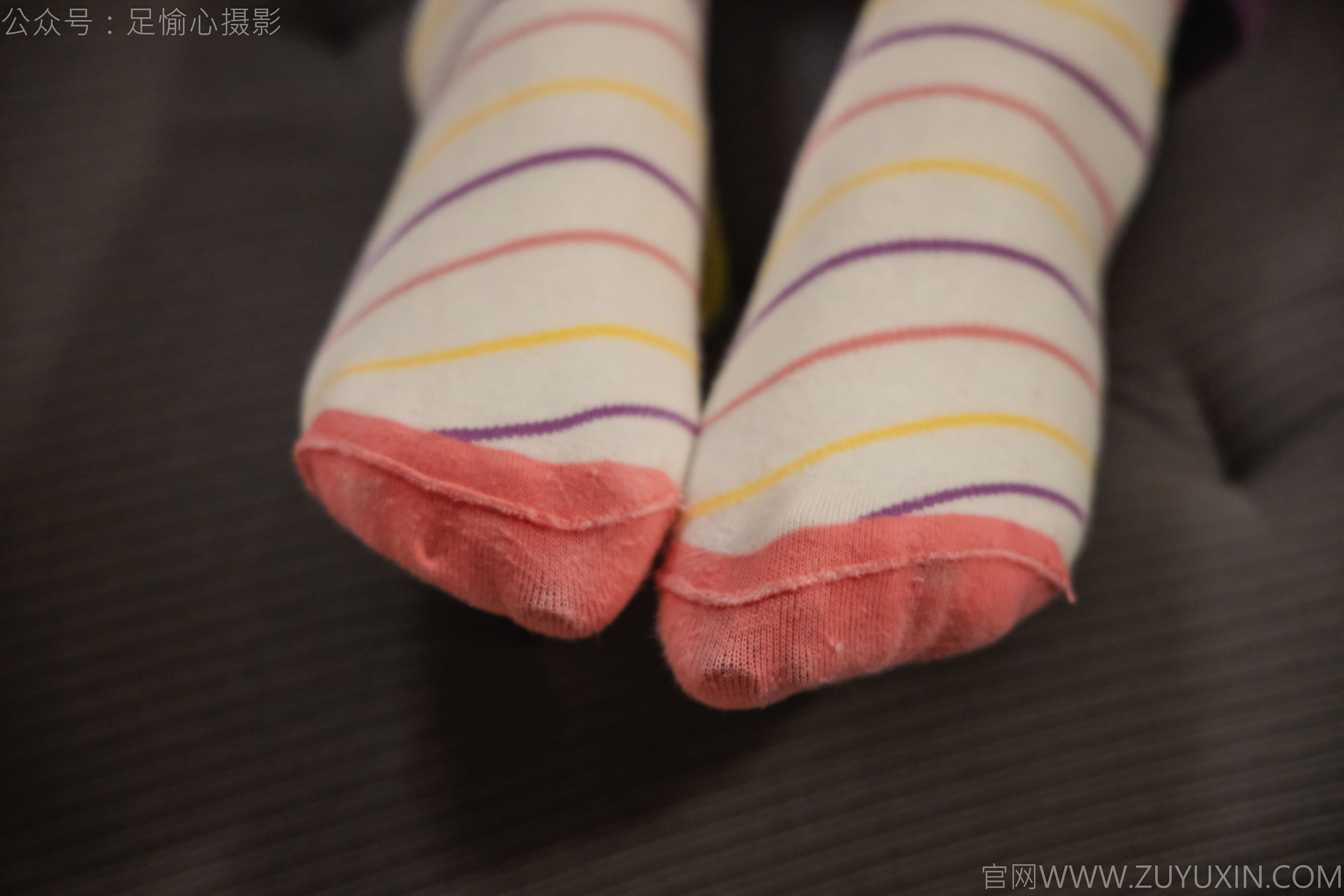 足愉心 No.016 软软 （搭配：灰色线套、紫色长裤、帆布鞋、卡通棉袜、裸足）/(110P)