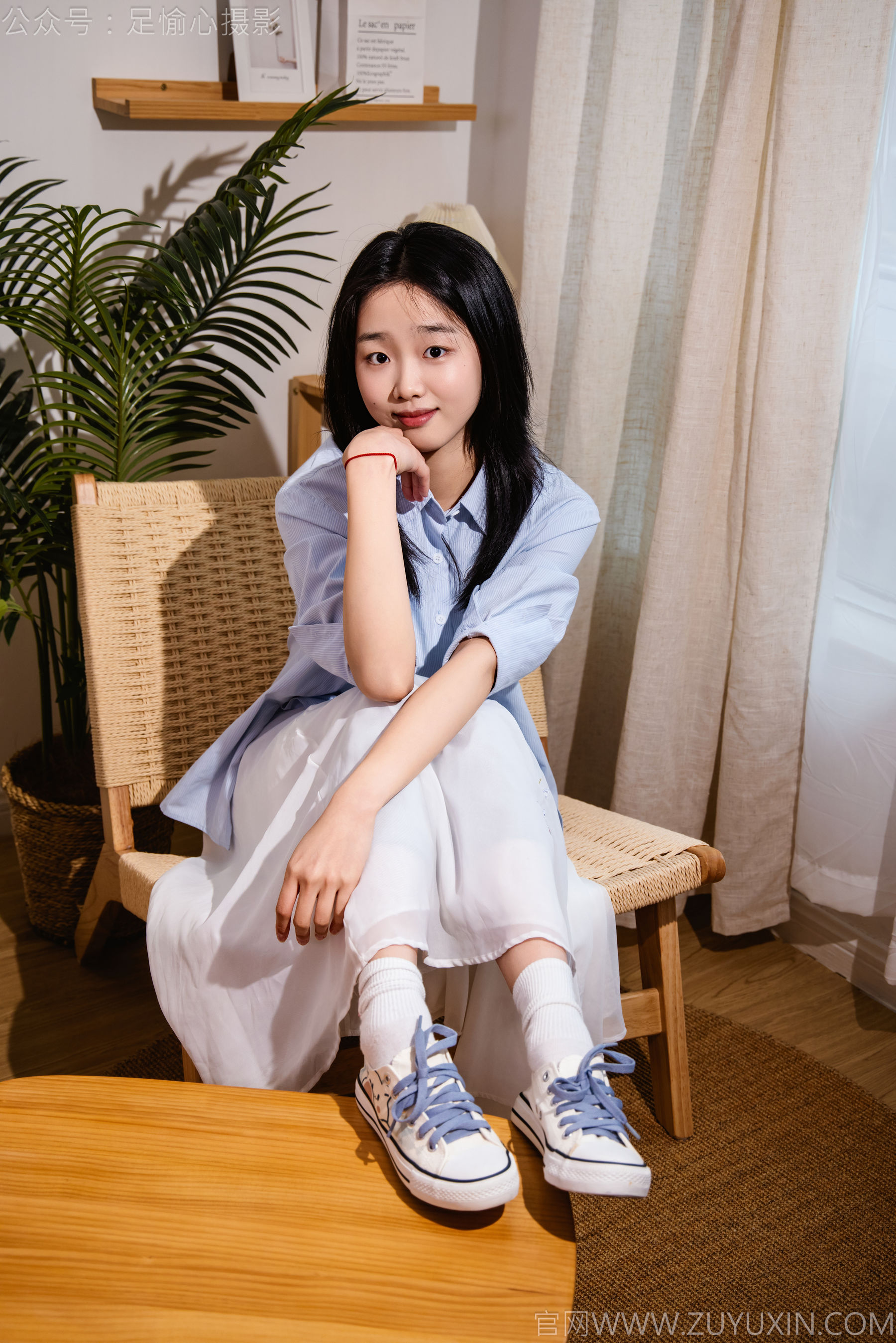 足愉心 No.023 奶芙 （搭配：蓝色衬衫、白色长裙、帆布鞋、白色棉袜、裸足）/(111P)