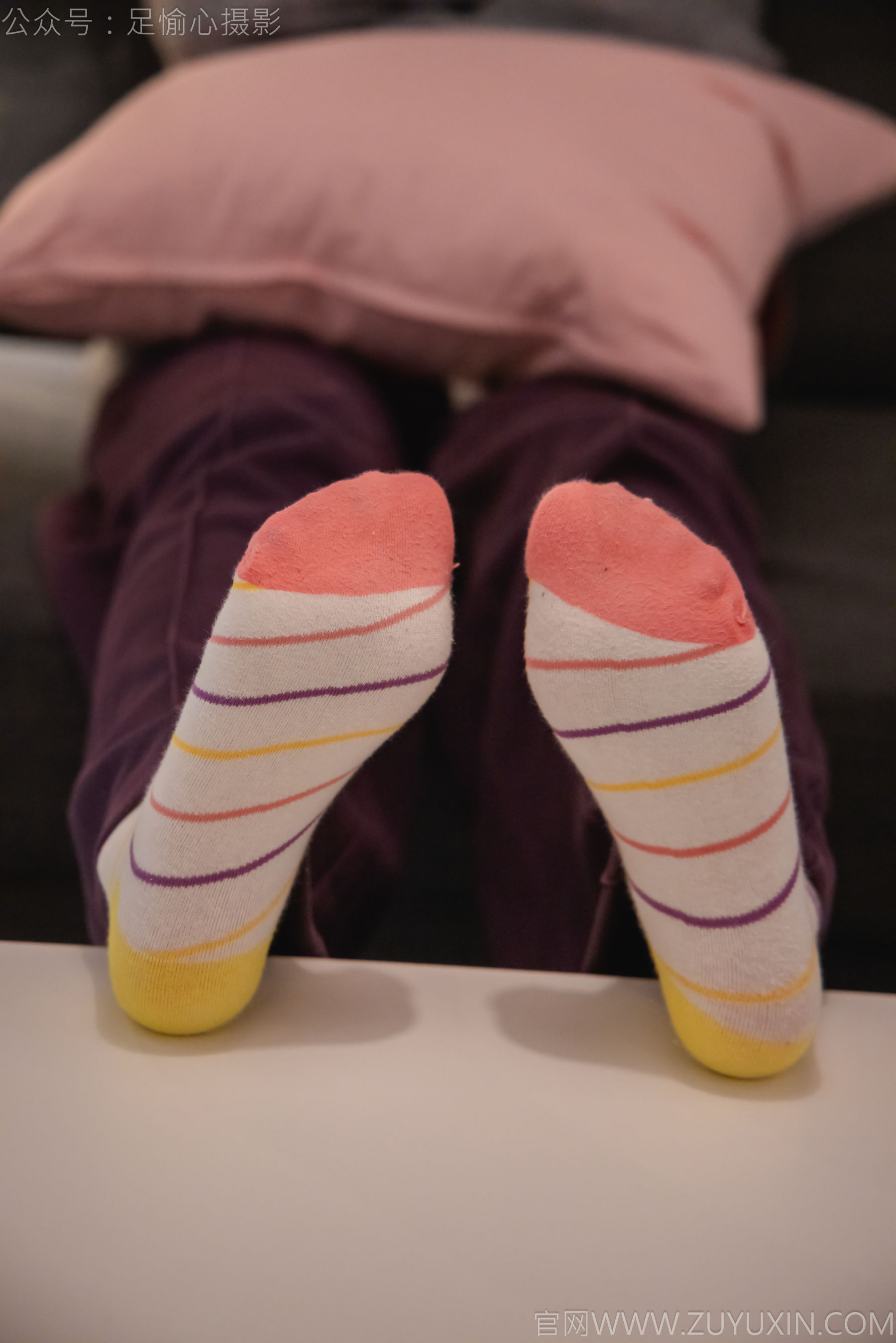 足愉心 No.016 软软 （搭配：灰色线套、紫色长裤、帆布鞋、卡通棉袜、裸足）/(110P)