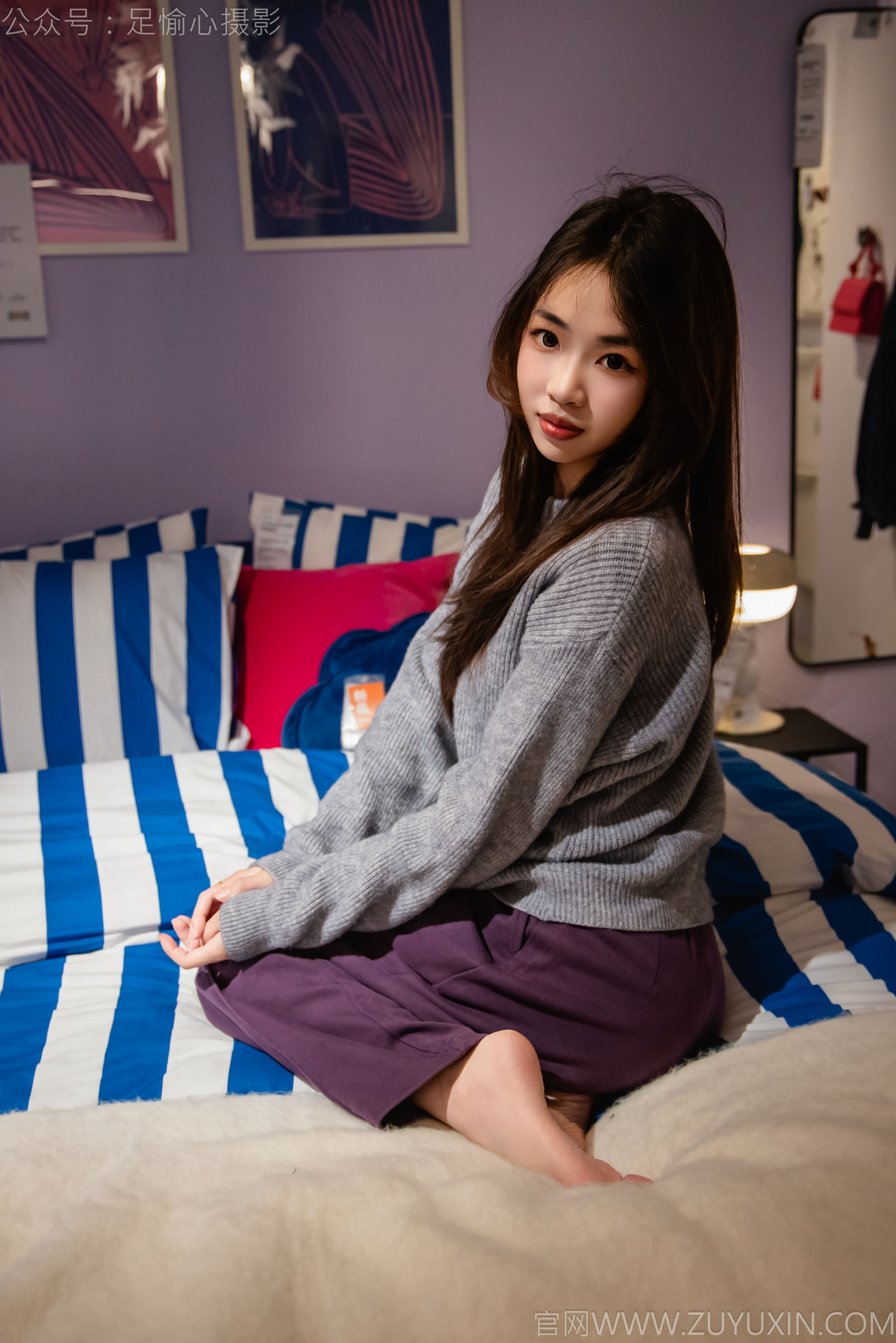 足愉心 No.016 软软 （搭配：灰色线套、紫色长裤、帆布鞋、卡通棉袜、裸足）/(110P)
