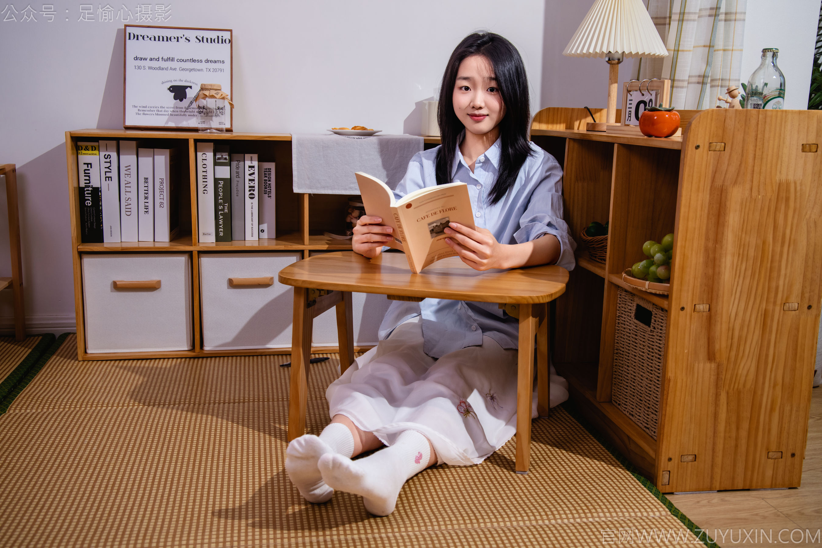 足愉心 No.023 奶芙 （搭配：蓝色衬衫、白色长裙、帆布鞋、白色棉袜、裸足）/(111P)