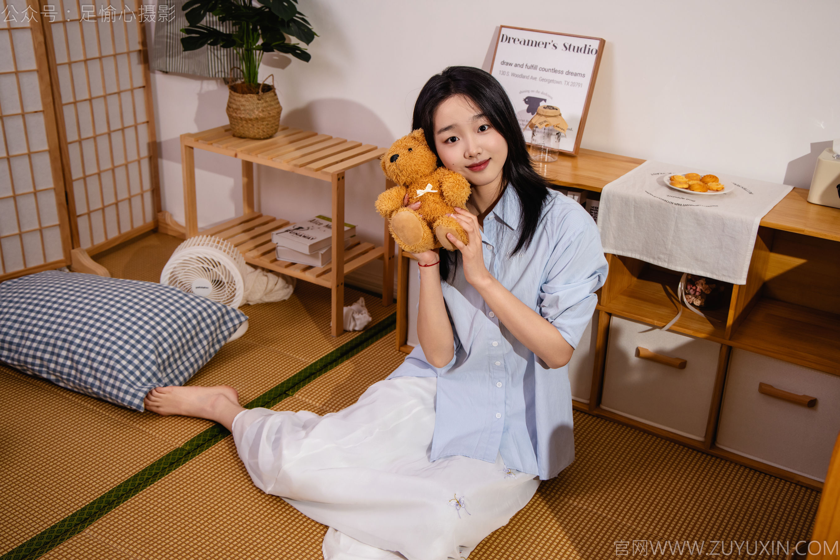 足愉心 No.023 奶芙 （搭配：蓝色衬衫、白色长裙、帆布鞋、白色棉袜、裸足）/(111P)