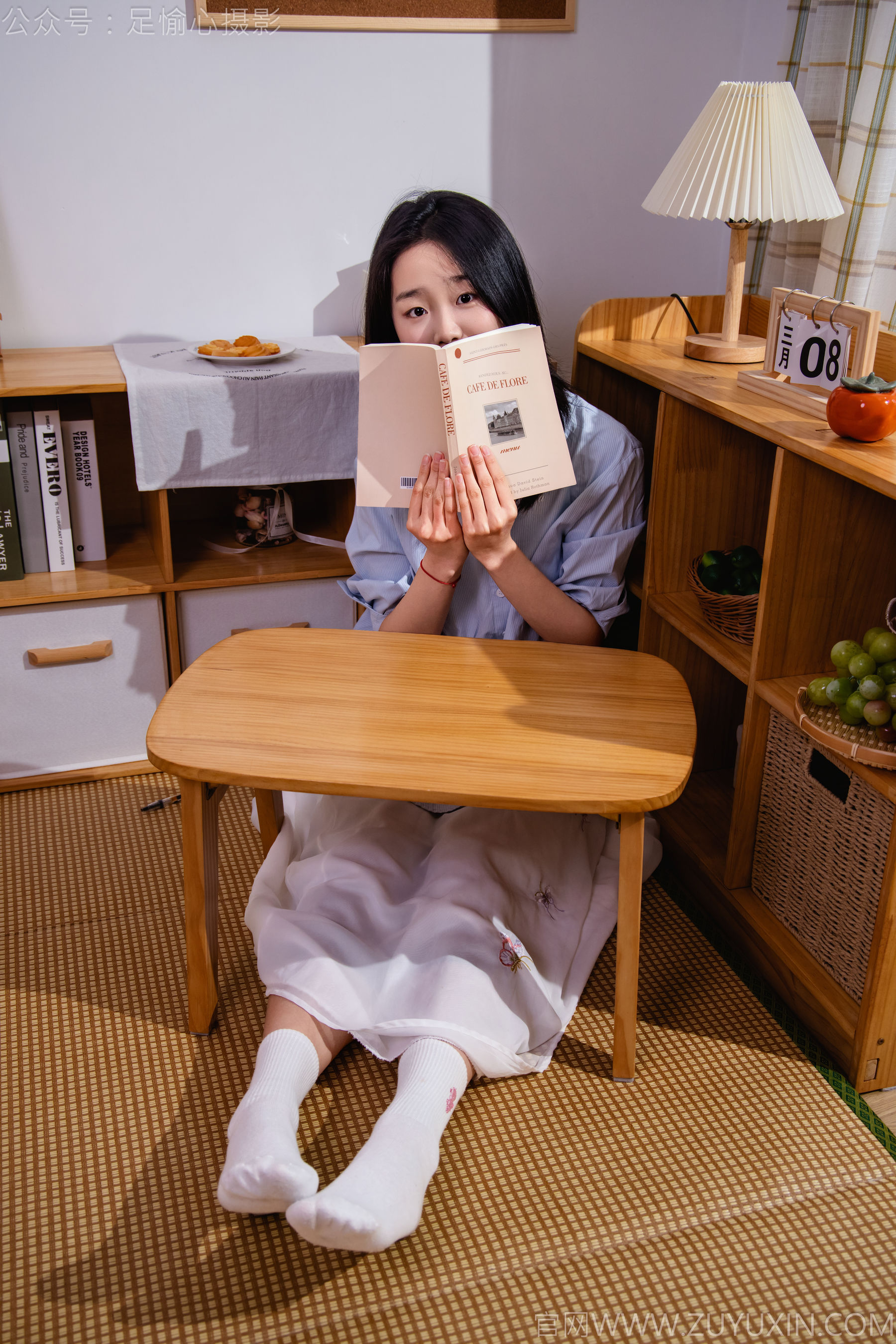 足愉心 No.023 奶芙 （搭配：蓝色衬衫、白色长裙、帆布鞋、白色棉袜、裸足）/(111P)