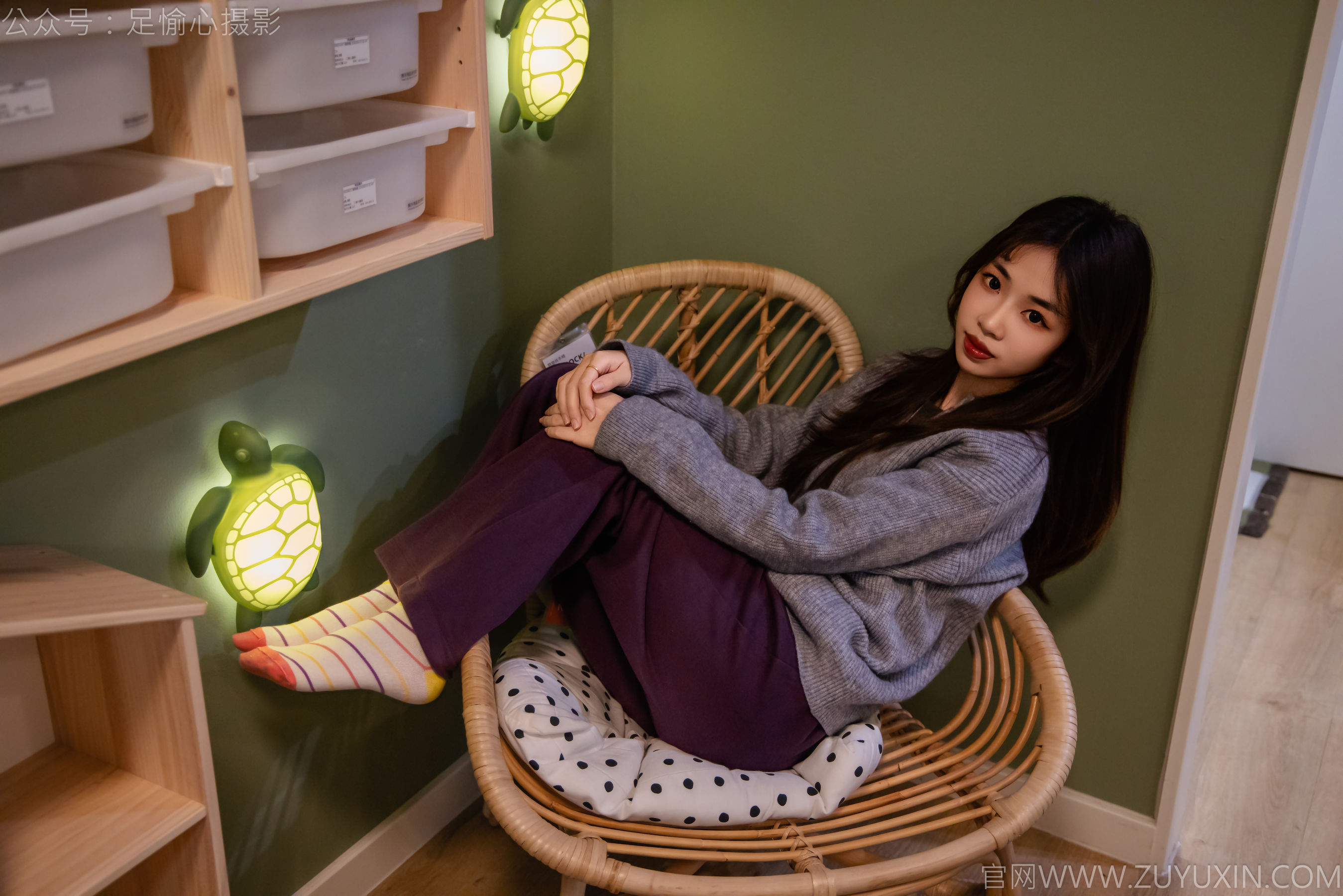 足愉心 No.016 软软 （搭配：灰色线套、紫色长裤、帆布鞋、卡通棉袜、裸足）/(110P)