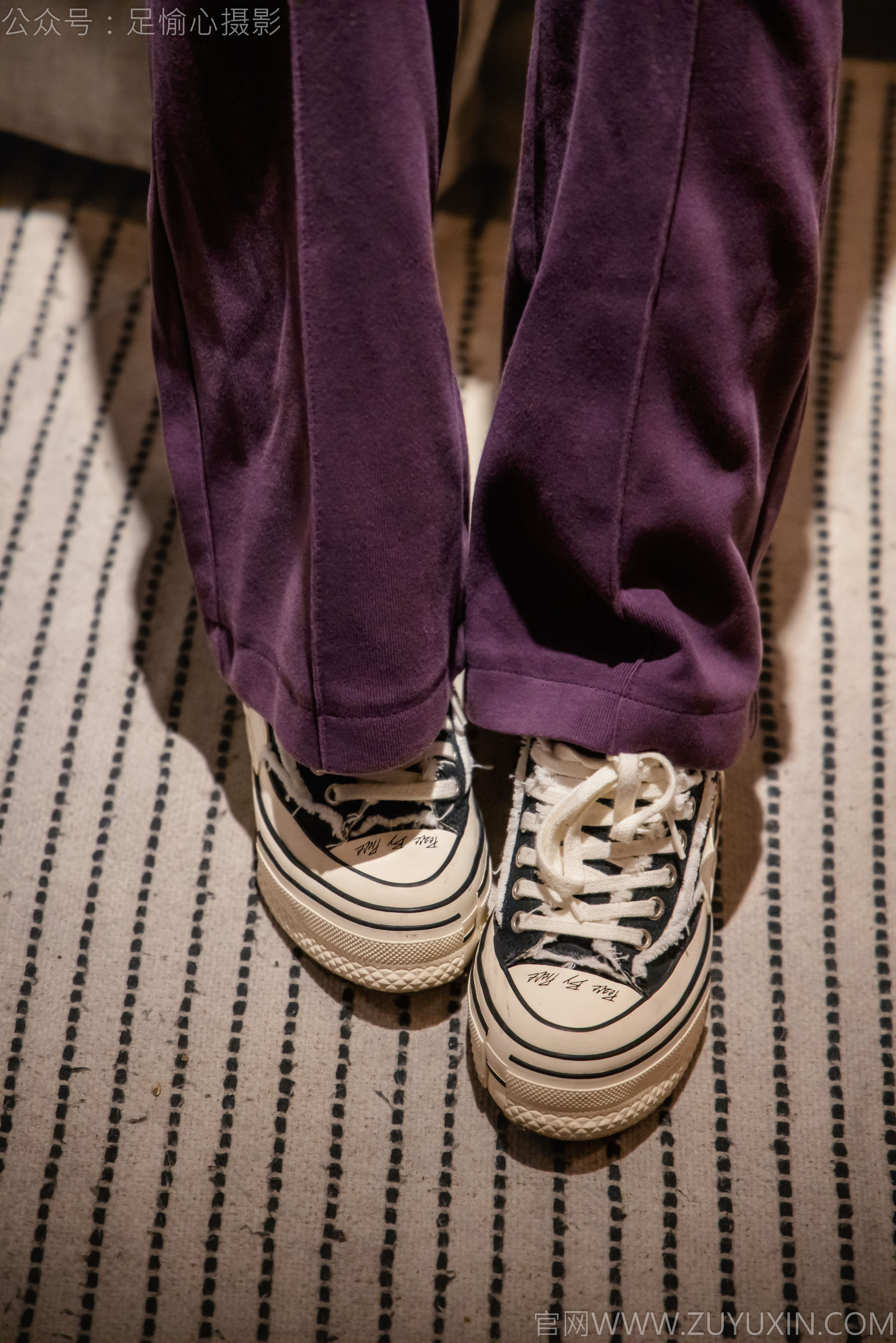 足愉心 No.016 软软 （搭配：灰色线套、紫色长裤、帆布鞋、卡通棉袜、裸足）/(110P)
