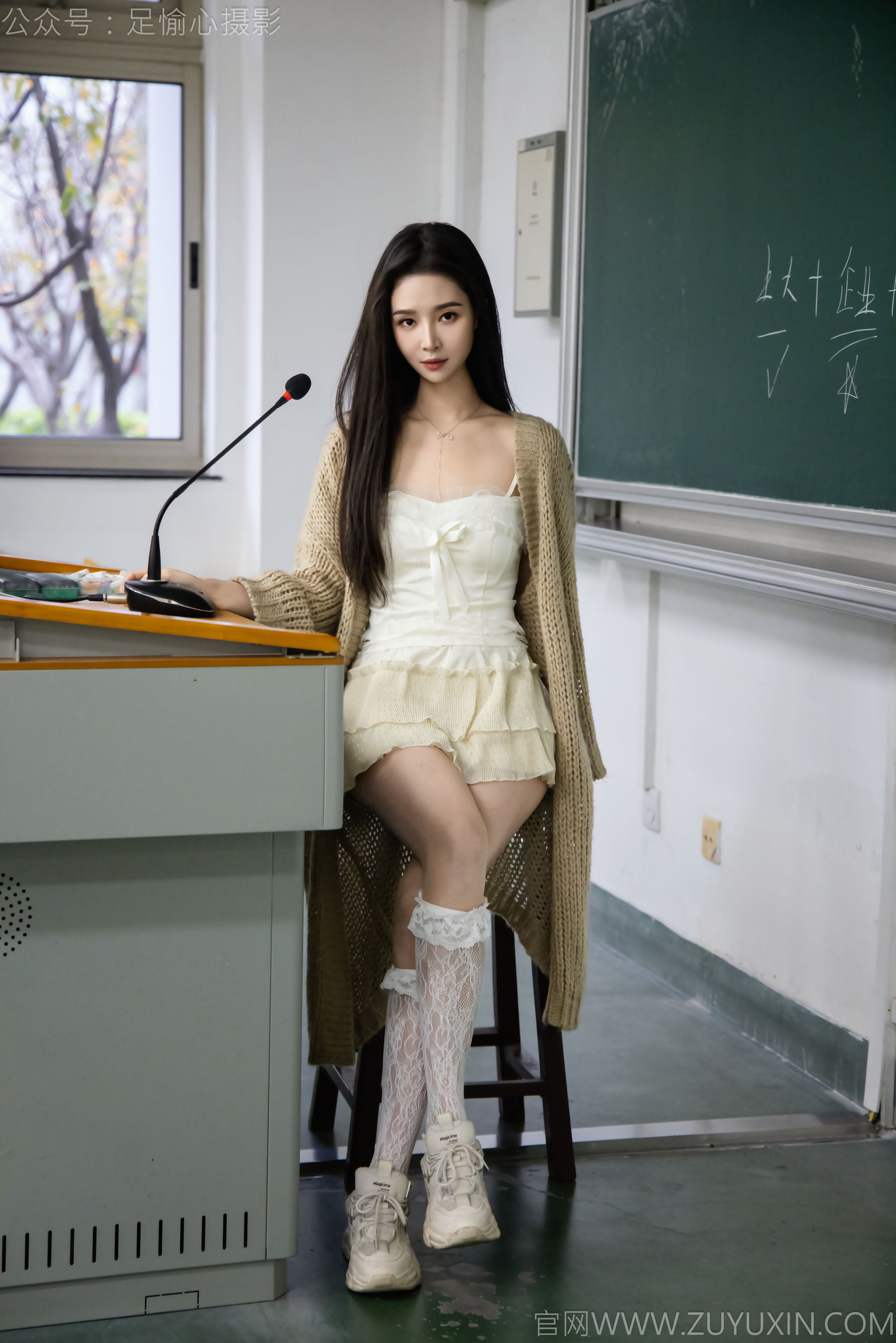 足愉心 No.17 南南 （搭配：针织长衣、白色吊带、运动鞋、白色丝袜、裸足）/(110P)