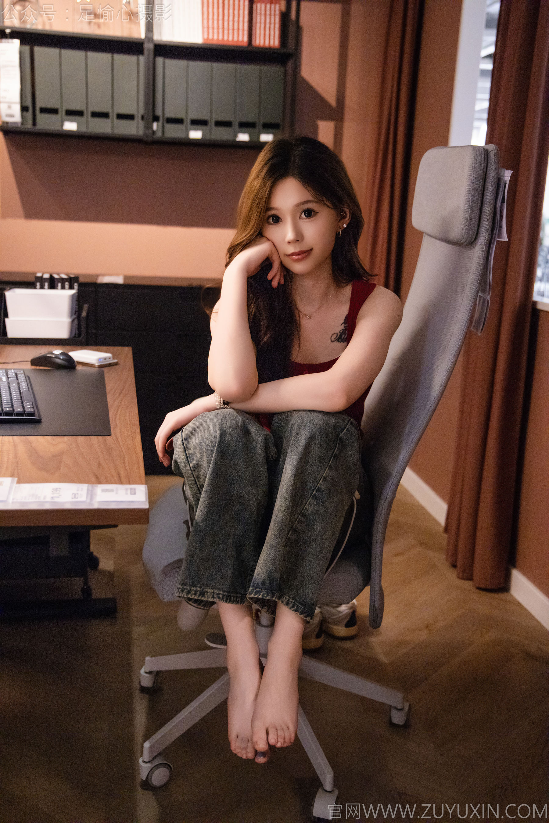 足愉心 No.021 心凌 （搭配：红色吊带、牛仔长裤、宽松板鞋、白色棉袜、裸足）/(125P)