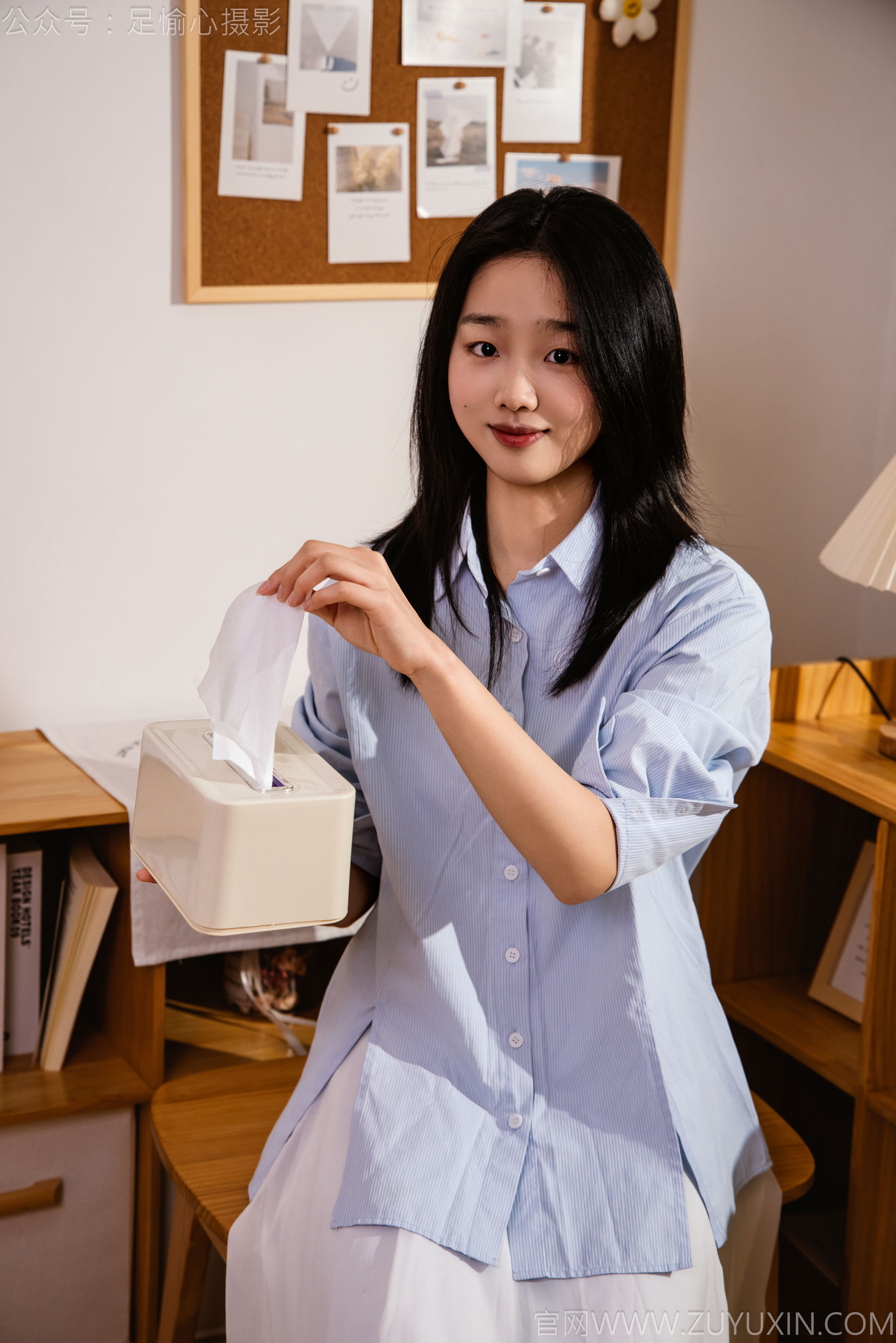 足愉心 No.023 奶芙 （搭配：蓝色衬衫、白色长裙、帆布鞋、白色棉袜、裸足）/(111P)