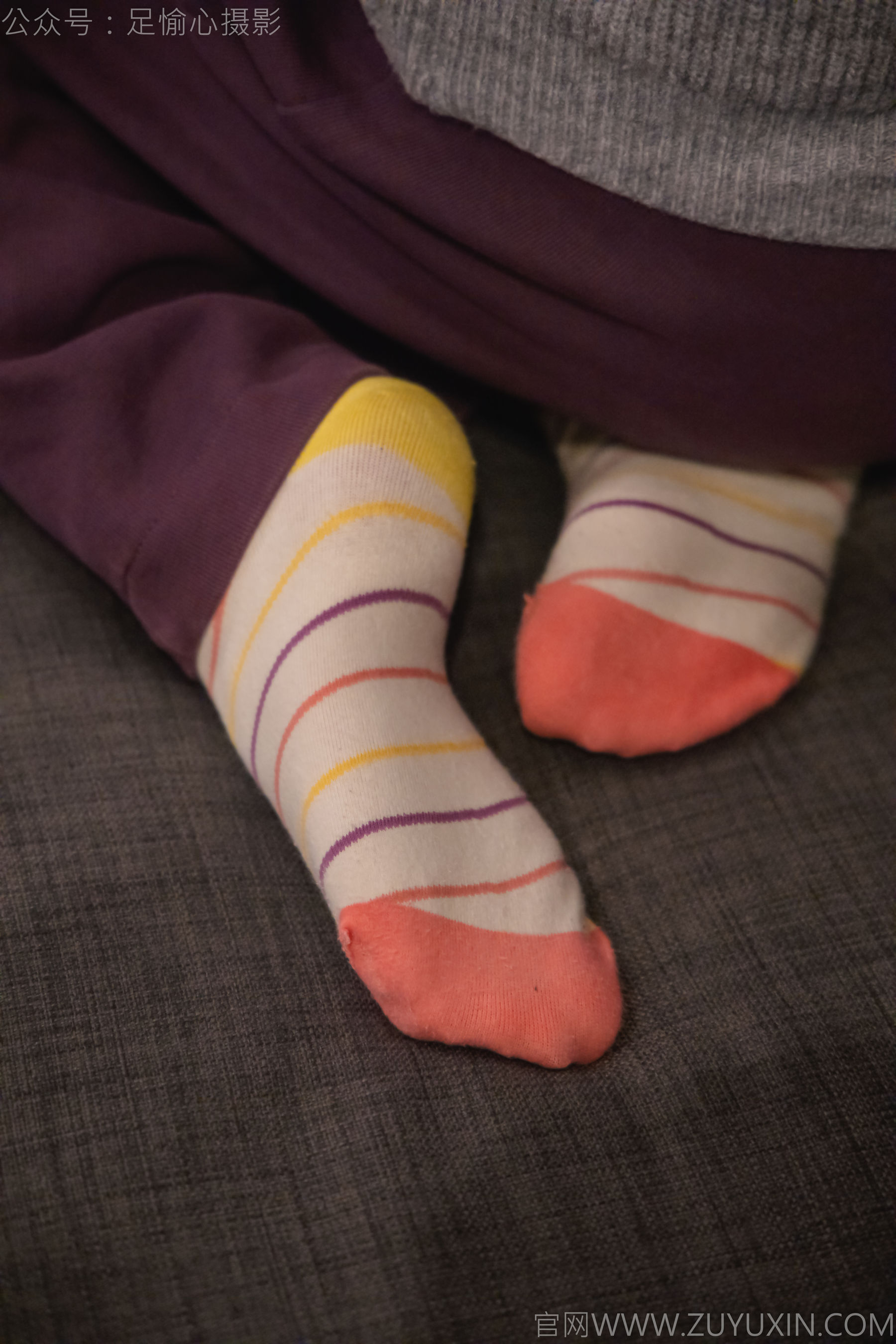 足愉心 No.016 软软 （搭配：灰色线套、紫色长裤、帆布鞋、卡通棉袜、裸足）/(110P)