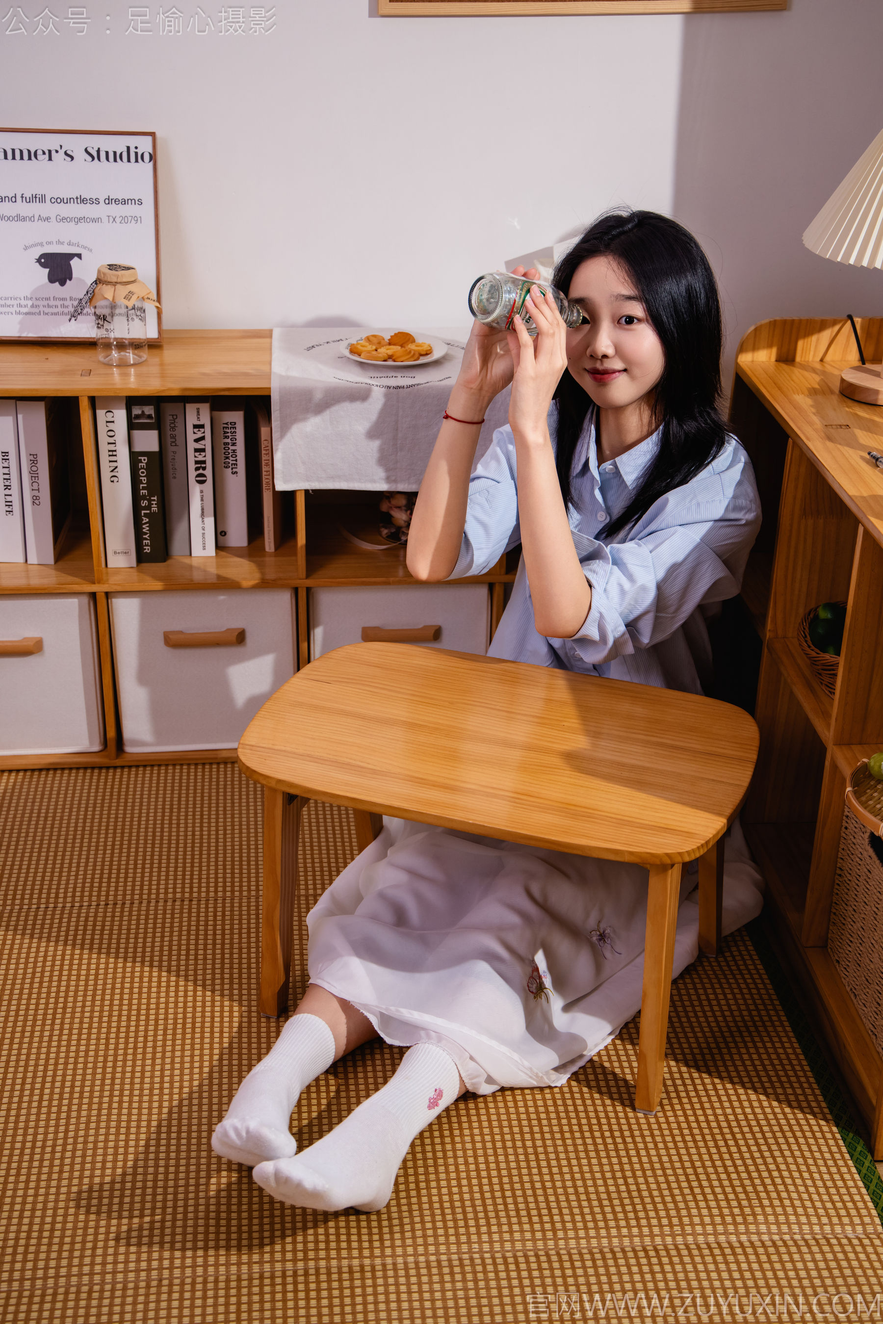 足愉心 No.023 奶芙 （搭配：蓝色衬衫、白色长裙、帆布鞋、白色棉袜、裸足）/(111P)