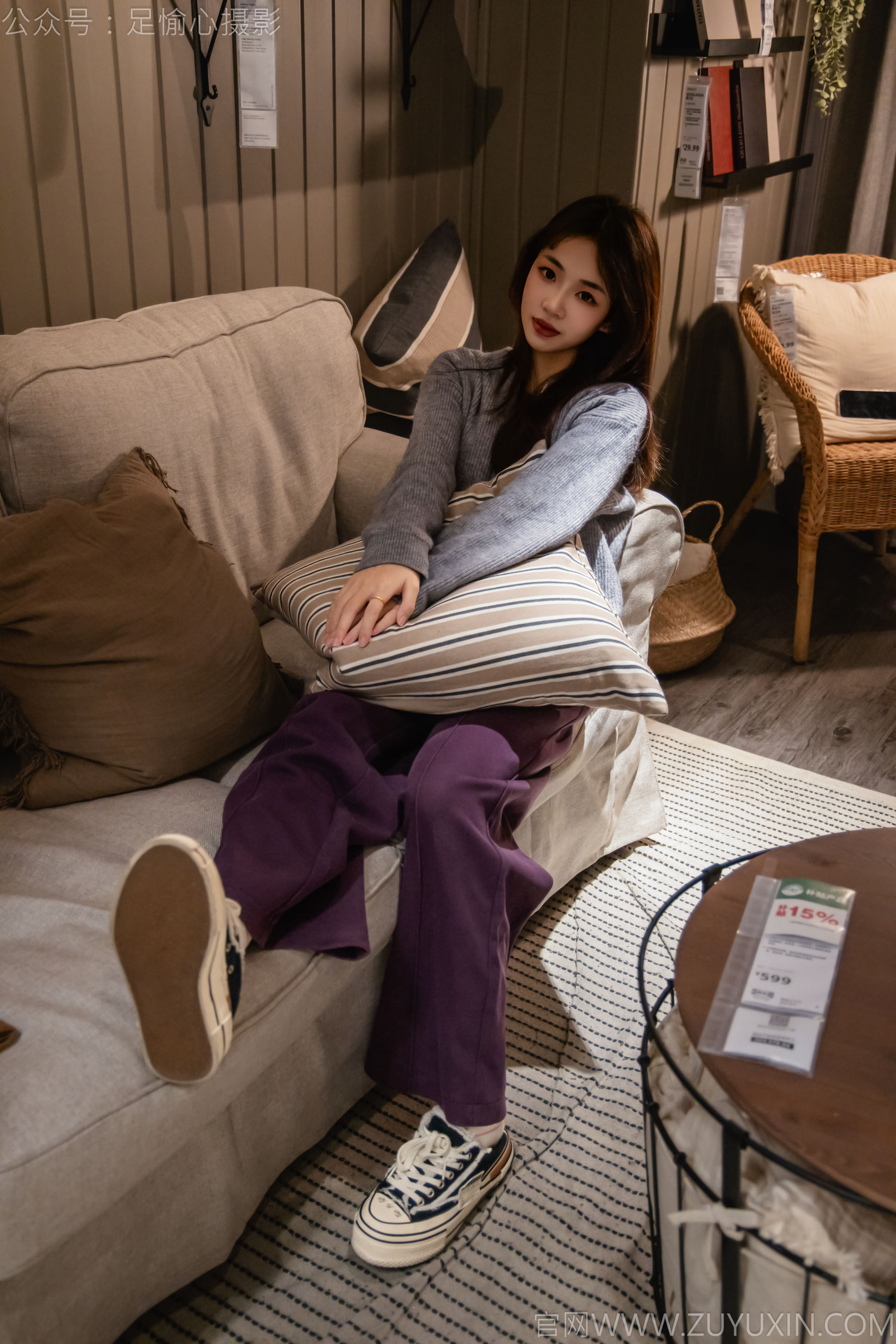 足愉心 No.016 软软 （搭配：灰色线套、紫色长裤、帆布鞋、卡通棉袜、裸足）/(110P)
