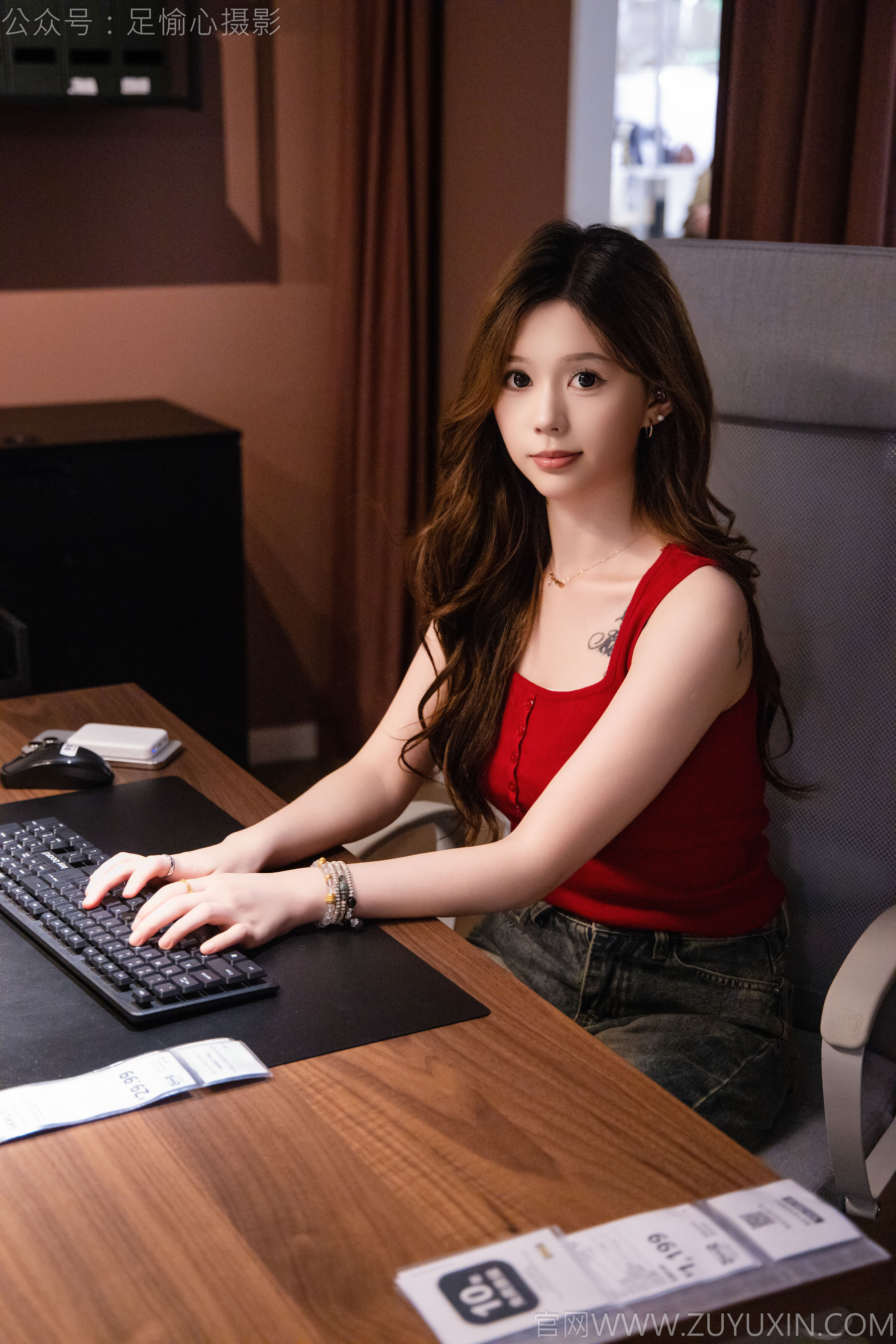 足愉心 No.021 心凌 （搭配：红色吊带、牛仔长裤、宽松板鞋、白色棉袜、裸足）/(125P)