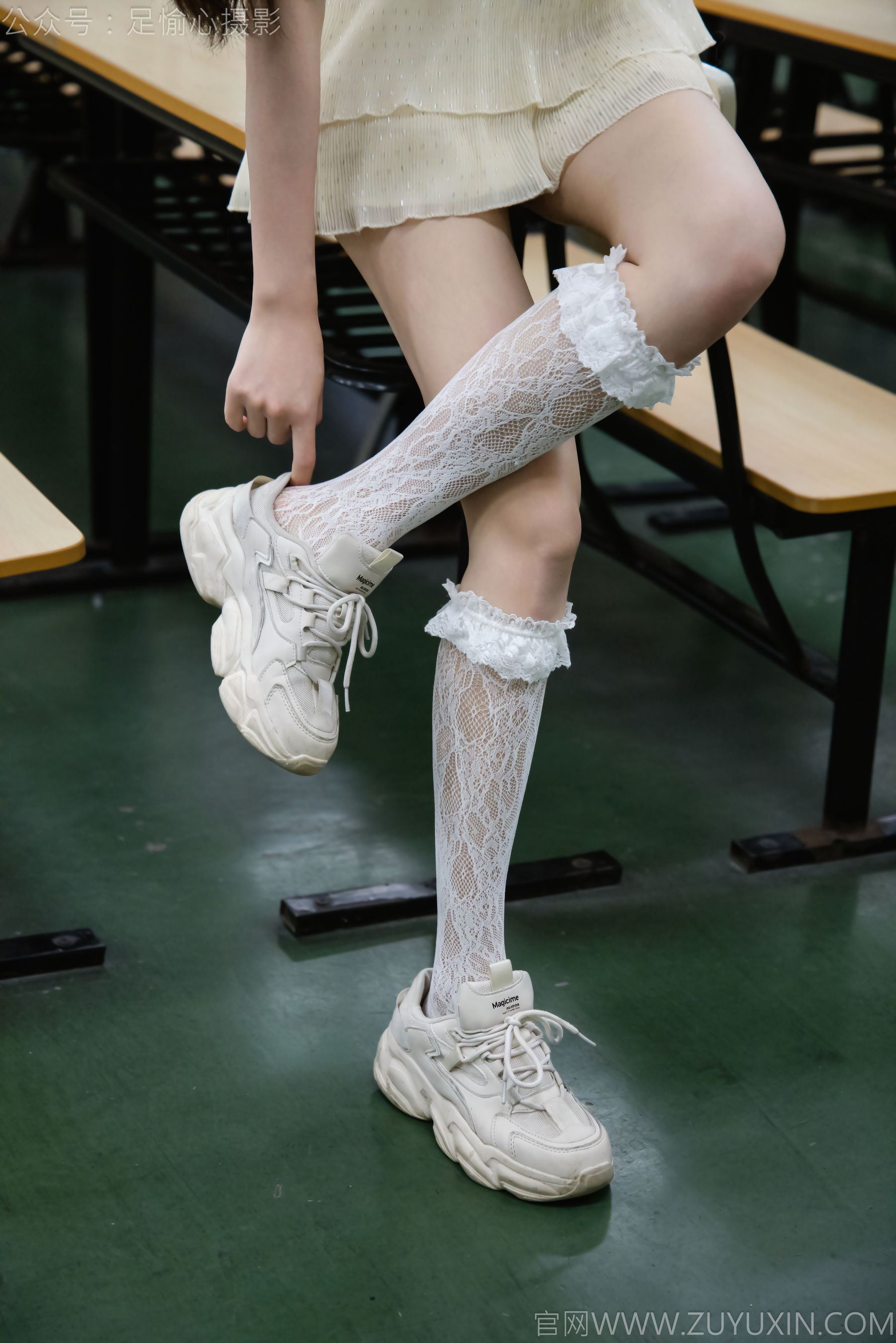 足愉心 No.17 南南 （搭配：针织长衣、白色吊带、运动鞋、白色丝袜、裸足）/(110P)