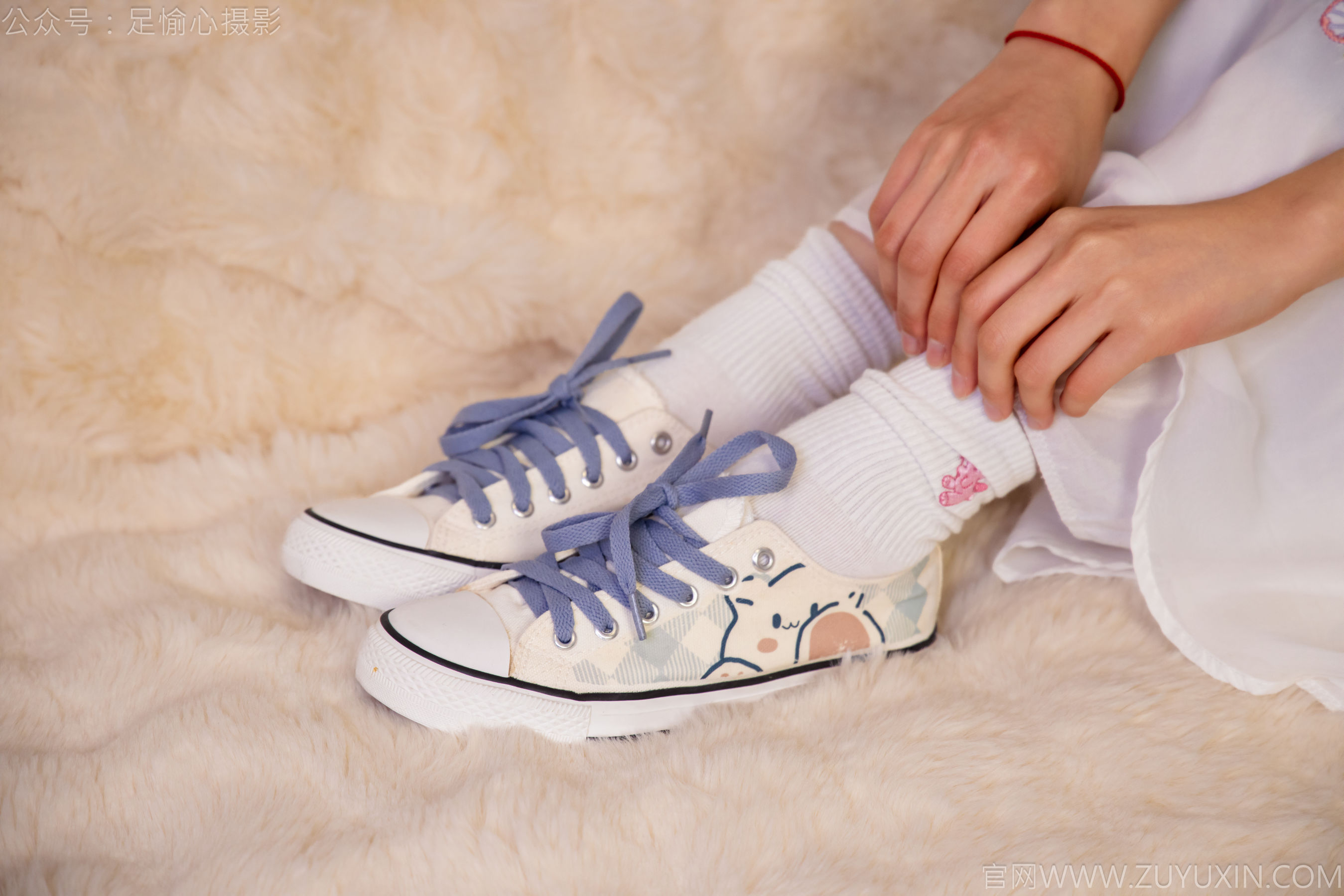 足愉心 No.023 奶芙 （搭配：蓝色衬衫、白色长裙、帆布鞋、白色棉袜、裸足）/(111P)