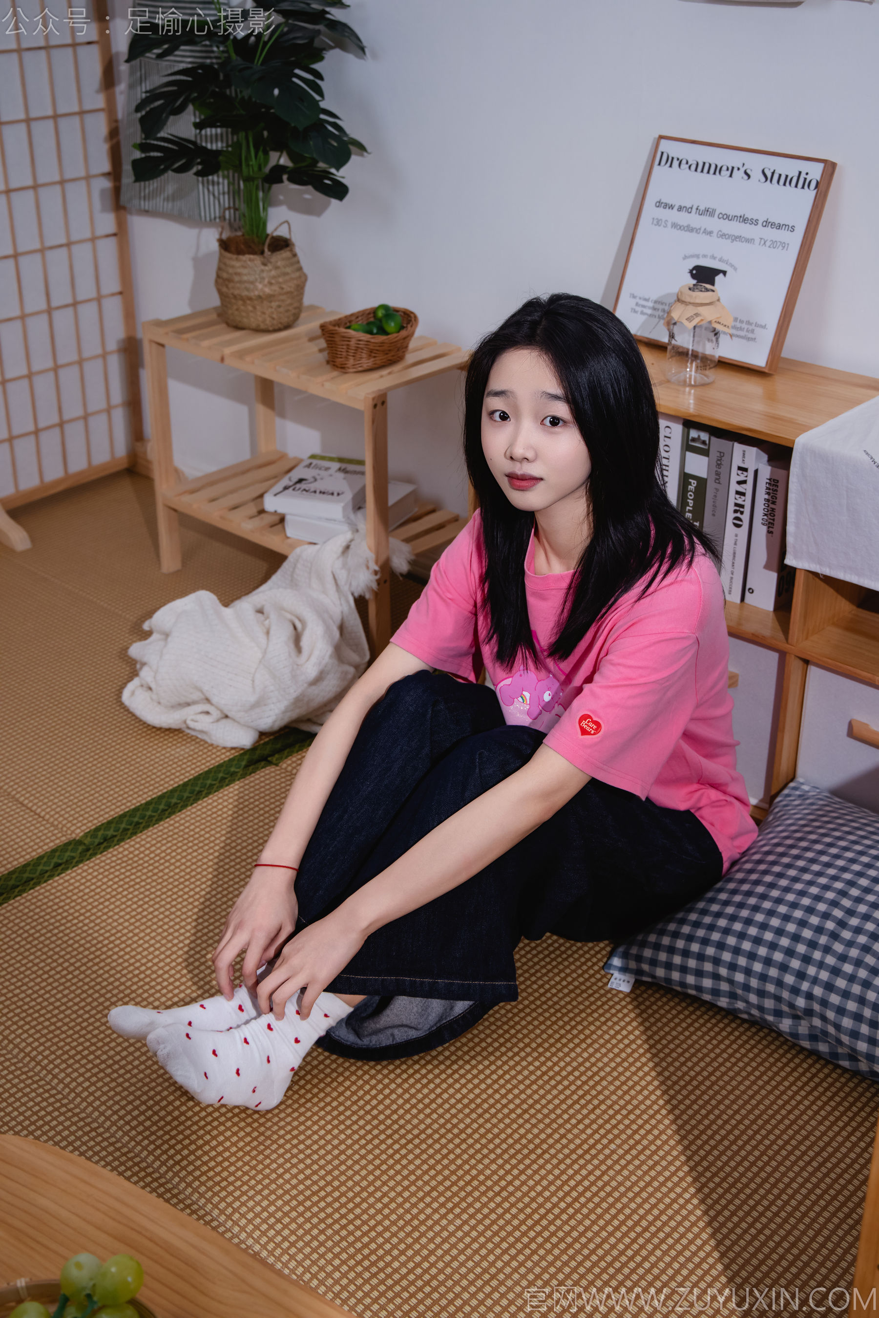 足愉心 No.018 奶芙 （搭配：粉色T恤、牛仔长裤、运动鞋、白色棉袜、裸足）/(110P)